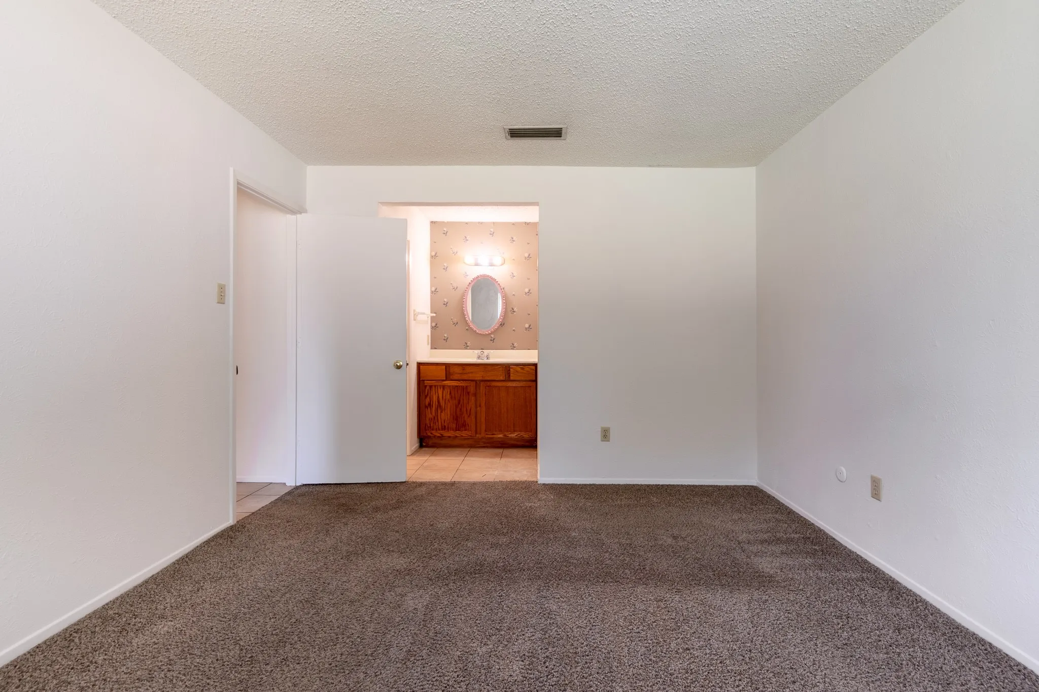 Single Family Residence For Rent in Tarrant County , 209 Pebblebrook Street, Arlington, Texas 76014, 3 Bedroom, 2 Bathroom, 2 Garage spaces, 1,626 Sqft, built in 1975, mls#21375597, Real Estate Agent in Arlington, Homes For Rent in Tarrant county, Homes For Rent in Arlington, Realtor in Arlington Texas, Real Estate Brokerage Independent Realty Texas, Luminita Cordes Realtor