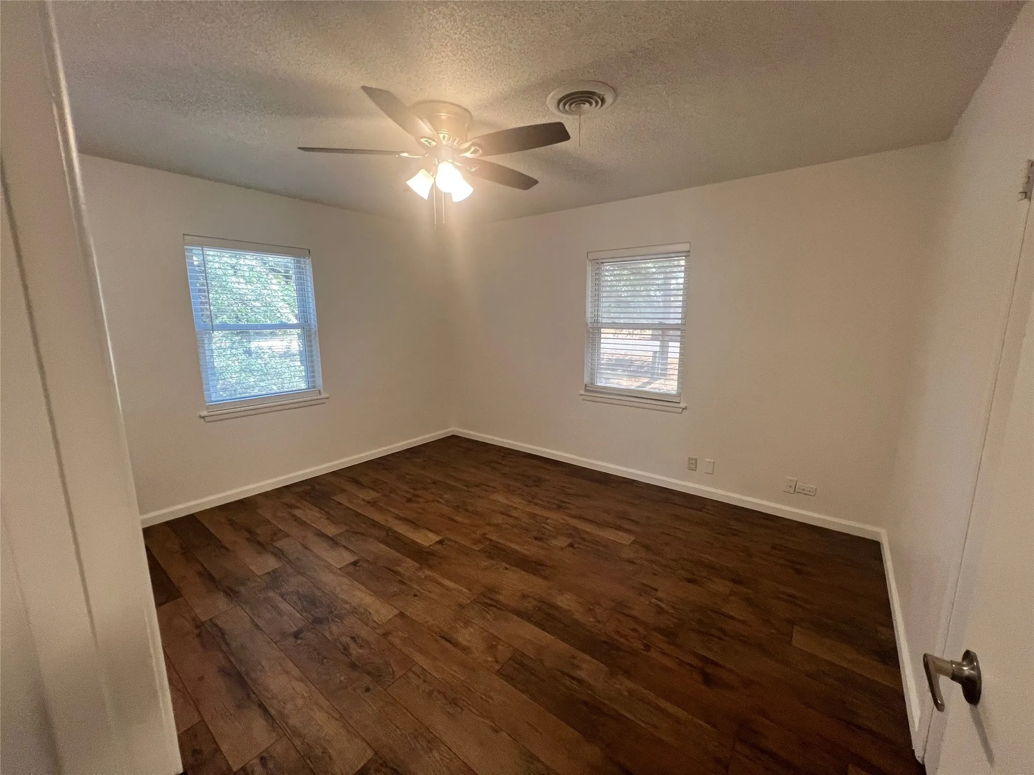 Single Family Residence For Sale in Denton County , 115 Burl Street, Corinth, Texas 76208, 3 Bedroom, 1 Bathroom, 2 Garage spaces, 984 Sqft, built in 1958, mls#21374391, Real Estate Agent in Corinth, Homes For Sale in Denton county, Homes For Sale in Corinth, Realtor in Corinth Texas, Real Estate Brokerage Independent Realty Texas, Luminita Cordes Realtor
