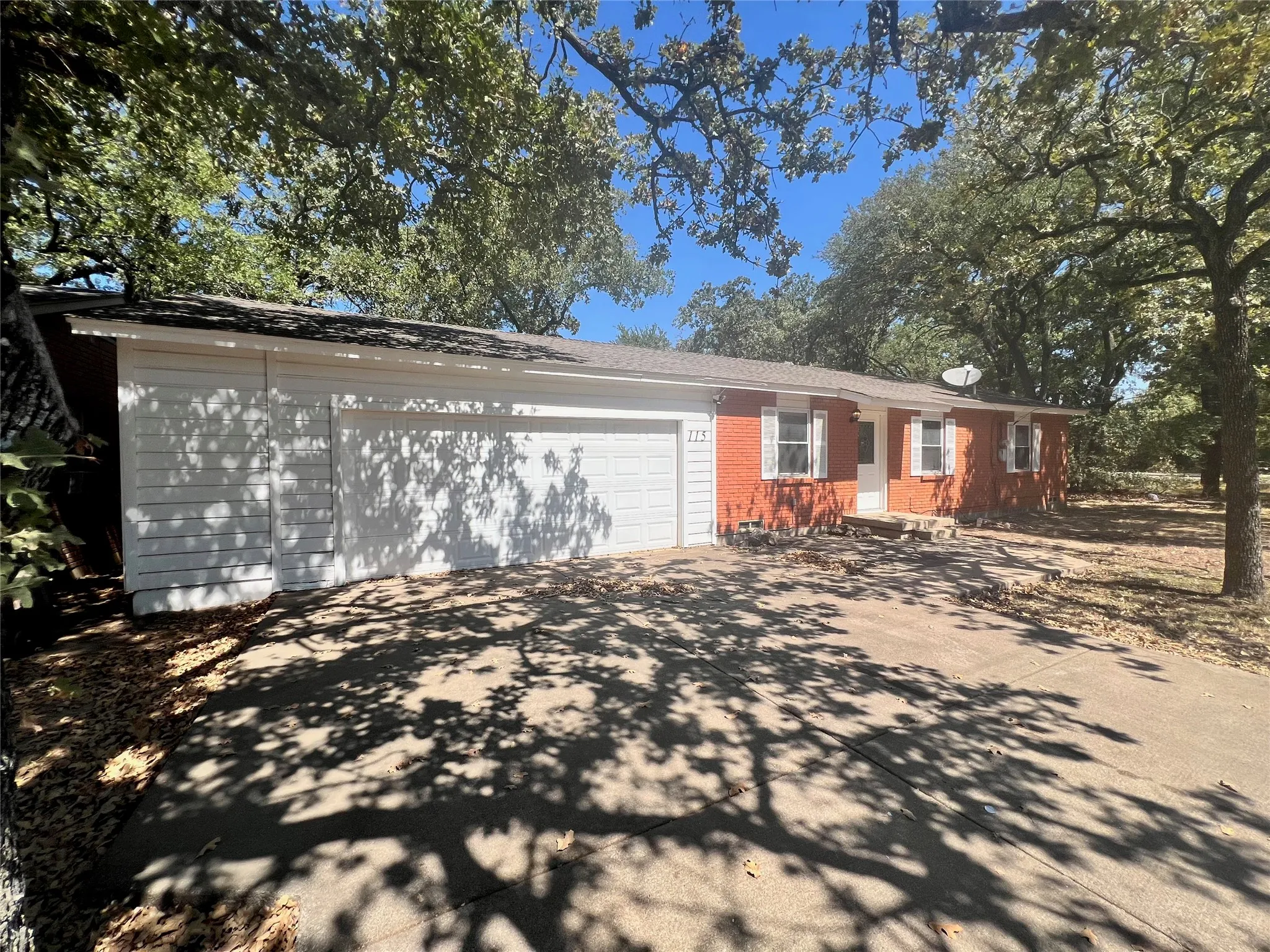 Single Family Residence For Sale in Denton County , 115 Burl Street, Corinth, Texas 76208, 3 Bedroom, 1 Bathroom, 2 Garage spaces, 984 Sqft, built in 1958, mls#21374391, Real Estate Agent in Corinth, Homes For Sale in Denton county, Homes For Sale in Corinth, Realtor in Corinth Texas, Real Estate Brokerage Independent Realty Texas, Luminita Cordes Realtor