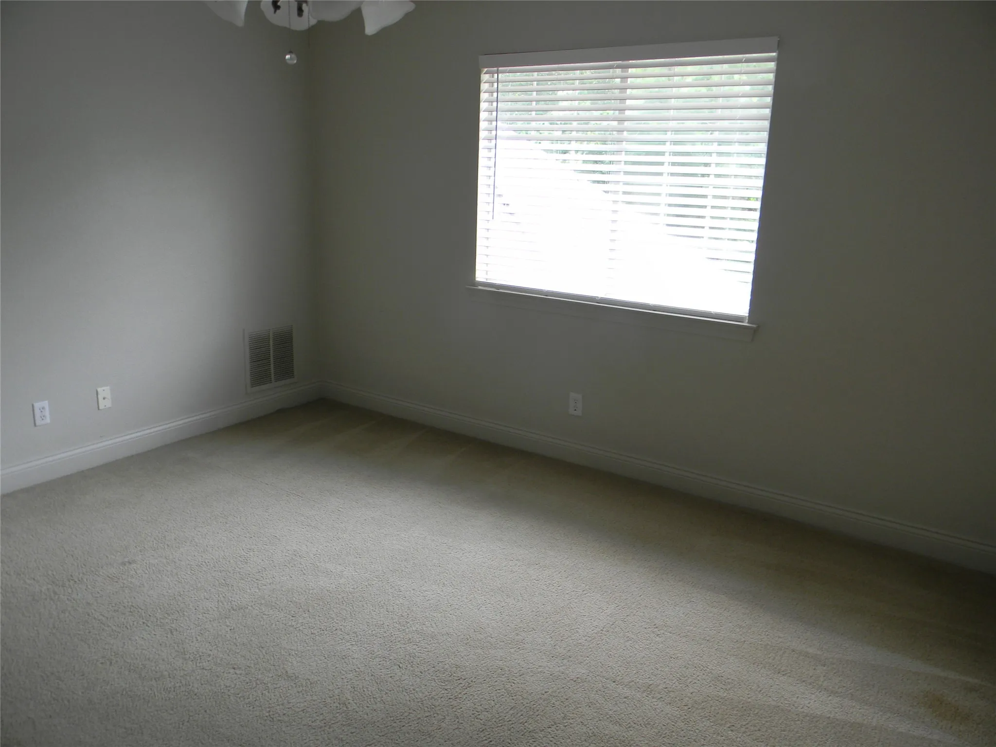 Single Family Residence For Rent in Tarrant County , 416 Roland Drive, Keller, Texas 76248, 4 Bedroom, 3 Bathroom, 1 Garage spaces, 2,635 Sqft, built in 1996, mls#21375625, Real Estate Agent in Keller, Homes For Rent in Tarrant county, Homes For Rent in Keller, Realtor in Keller Texas, Real Estate Brokerage Independent Realty Texas, Luminita Cordes Realtor