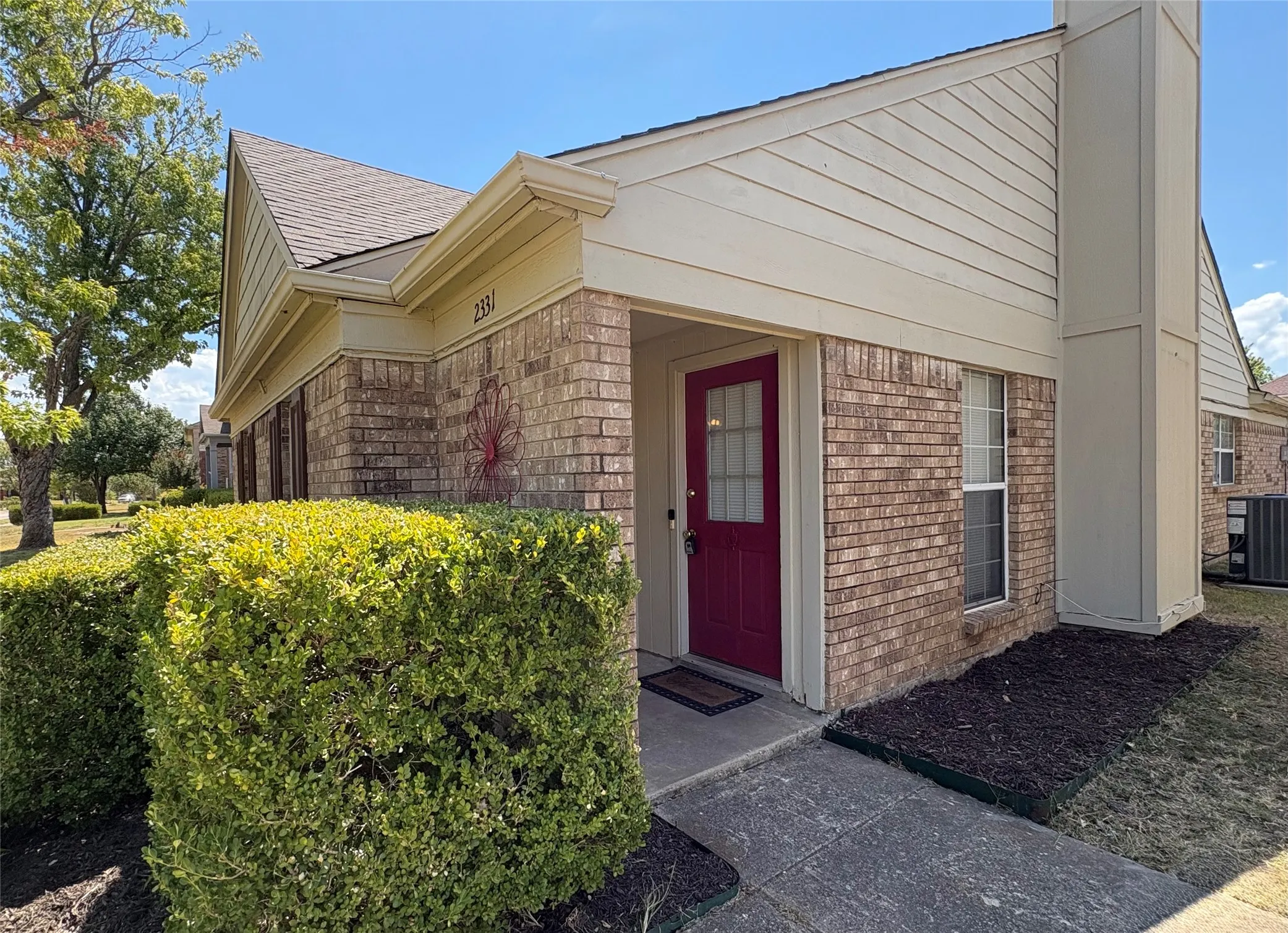Duplex For Rent in Dallas County , 2331 Forestbrook Drive, Garland, Texas 75040, 3 Bedroom, 2 Bathroom, 1 Garage spaces, 1,146 Sqft, built in 1986, mls#21374369, Real Estate Agent in Garland, Homes For Rent in Dallas county, Homes For Rent in Garland, Realtor in Garland Texas, Real Estate Brokerage Independent Realty Texas, Luminita Cordes Realtor