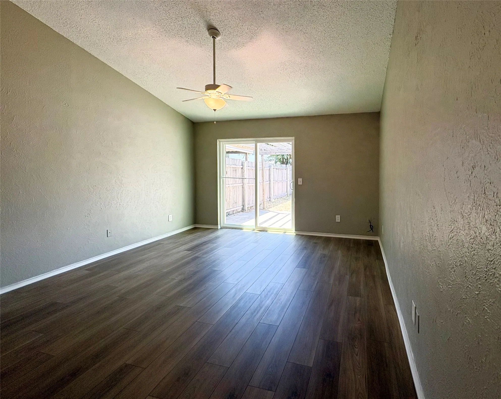 Duplex For Rent in Dallas County , 2331 Forestbrook Drive, Garland, Texas 75040, 3 Bedroom, 2 Bathroom, 1 Garage spaces, 1,146 Sqft, built in 1986, mls#21374369, Real Estate Agent in Garland, Homes For Rent in Dallas county, Homes For Rent in Garland, Realtor in Garland Texas, Real Estate Brokerage Independent Realty Texas, Luminita Cordes Realtor