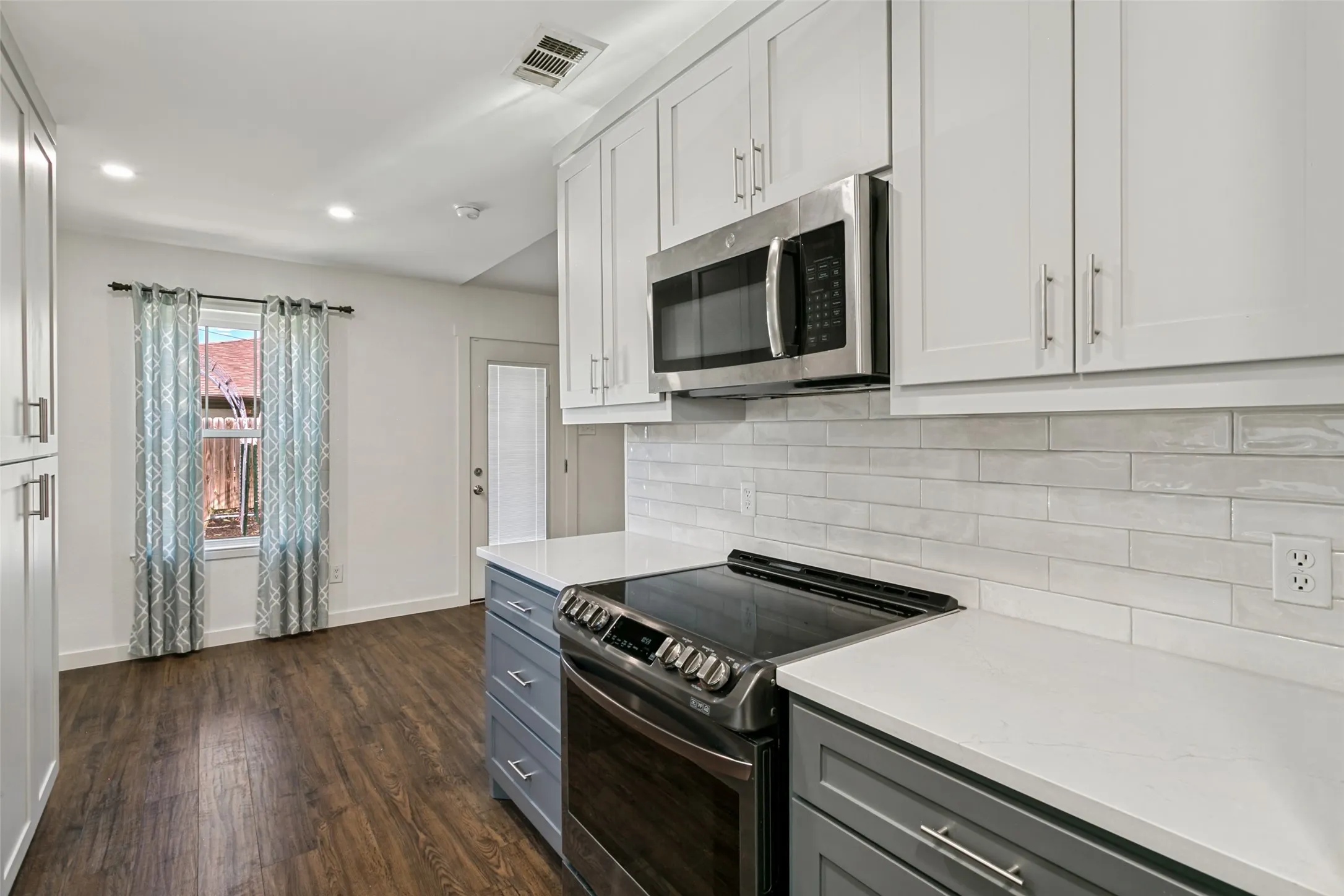 Single Family Residence For Sale in Tarrant County , 424 Allencrest Drive, White Settlement, Texas 76108, 3 Bedroom, 2 Bathroom, 2 Garage spaces, 1,280 Sqft, built in 1986, mls#21375580, Real Estate Agent in White Settlement, Homes For Sale in Tarrant county, Homes For Sale in White Settlement, Realtor in White Settlement Texas, Real Estate Brokerage Independent Realty Texas, Luminita Cordes Realtor