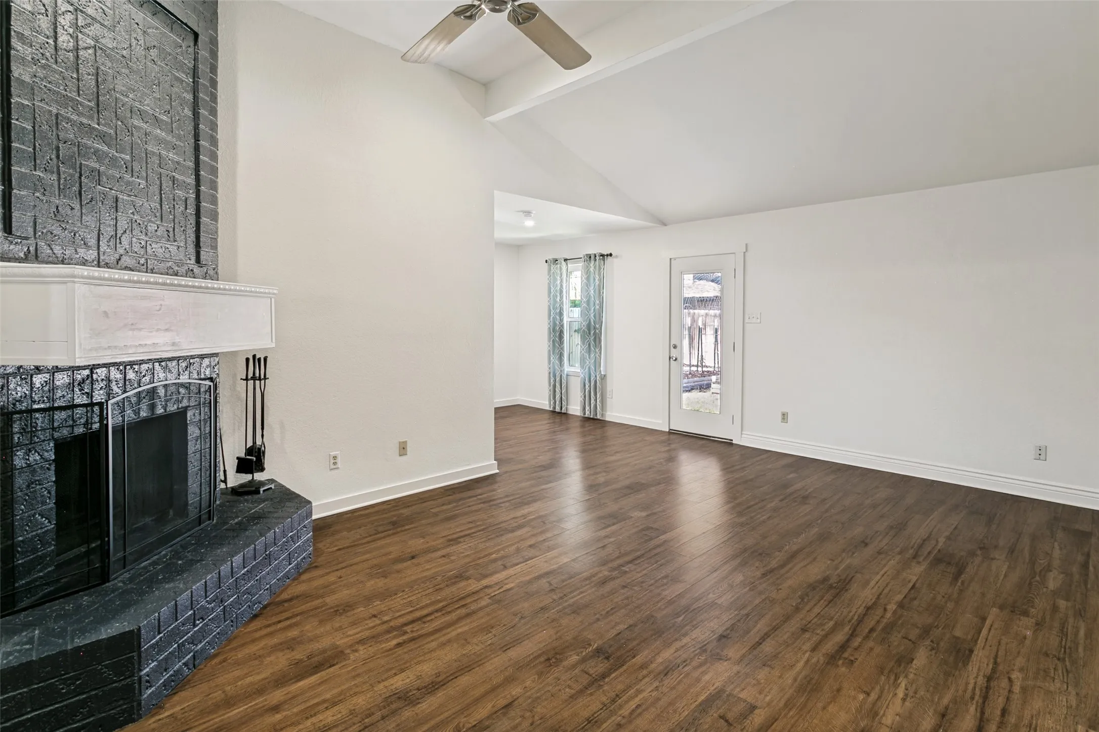 Single Family Residence For Sale in Tarrant County , 424 Allencrest Drive, White Settlement, Texas 76108, 3 Bedroom, 2 Bathroom, 2 Garage spaces, 1,280 Sqft, built in 1986, mls#21375580, Real Estate Agent in White Settlement, Homes For Sale in Tarrant county, Homes For Sale in White Settlement, Realtor in White Settlement Texas, Real Estate Brokerage Independent Realty Texas, Luminita Cordes Realtor
