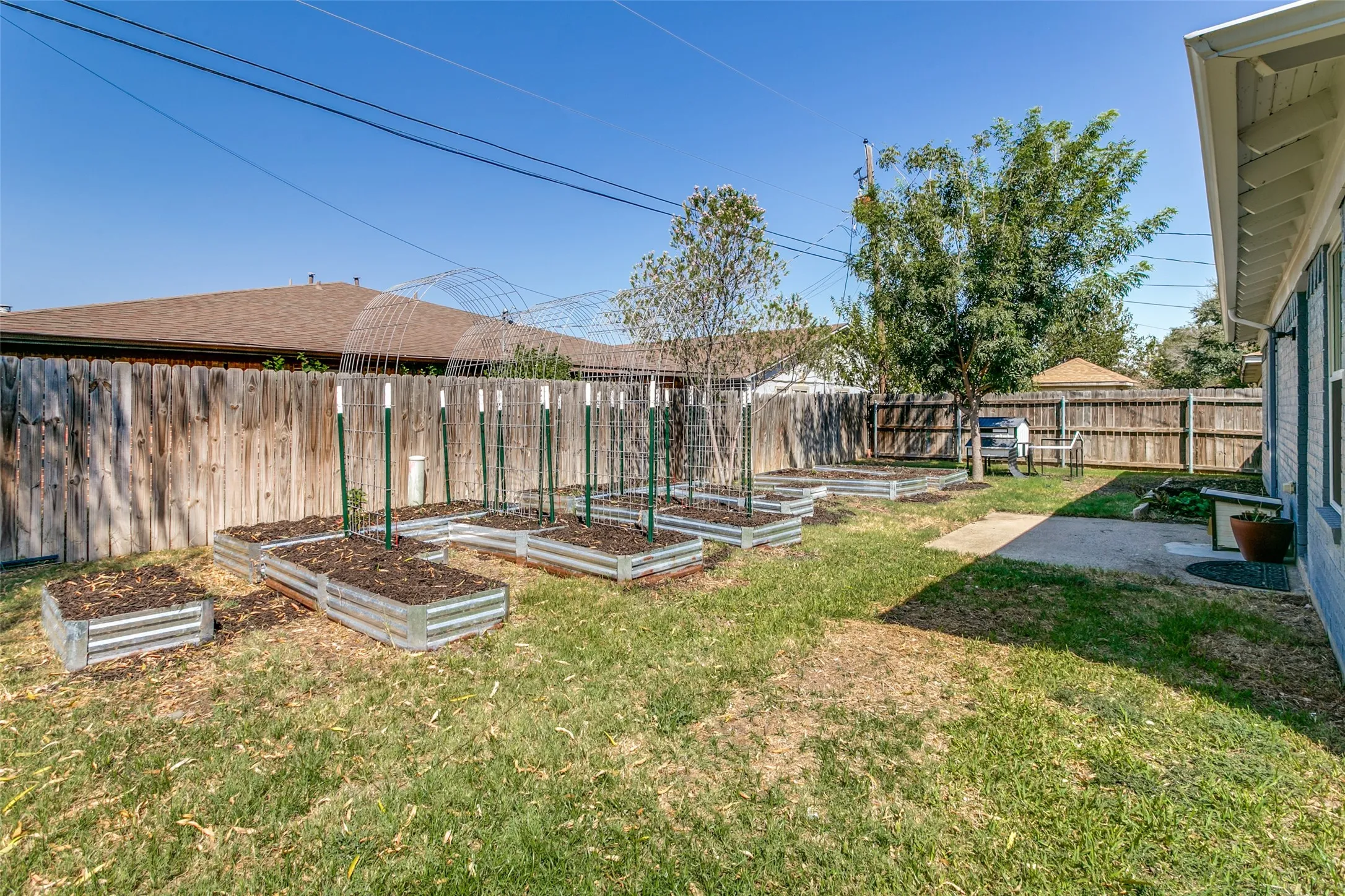 Single Family Residence For Sale in Tarrant County , 424 Allencrest Drive, White Settlement, Texas 76108, 3 Bedroom, 2 Bathroom, 2 Garage spaces, 1,280 Sqft, built in 1986, mls#21375580, Real Estate Agent in White Settlement, Homes For Sale in Tarrant county, Homes For Sale in White Settlement, Realtor in White Settlement Texas, Real Estate Brokerage Independent Realty Texas, Luminita Cordes Realtor