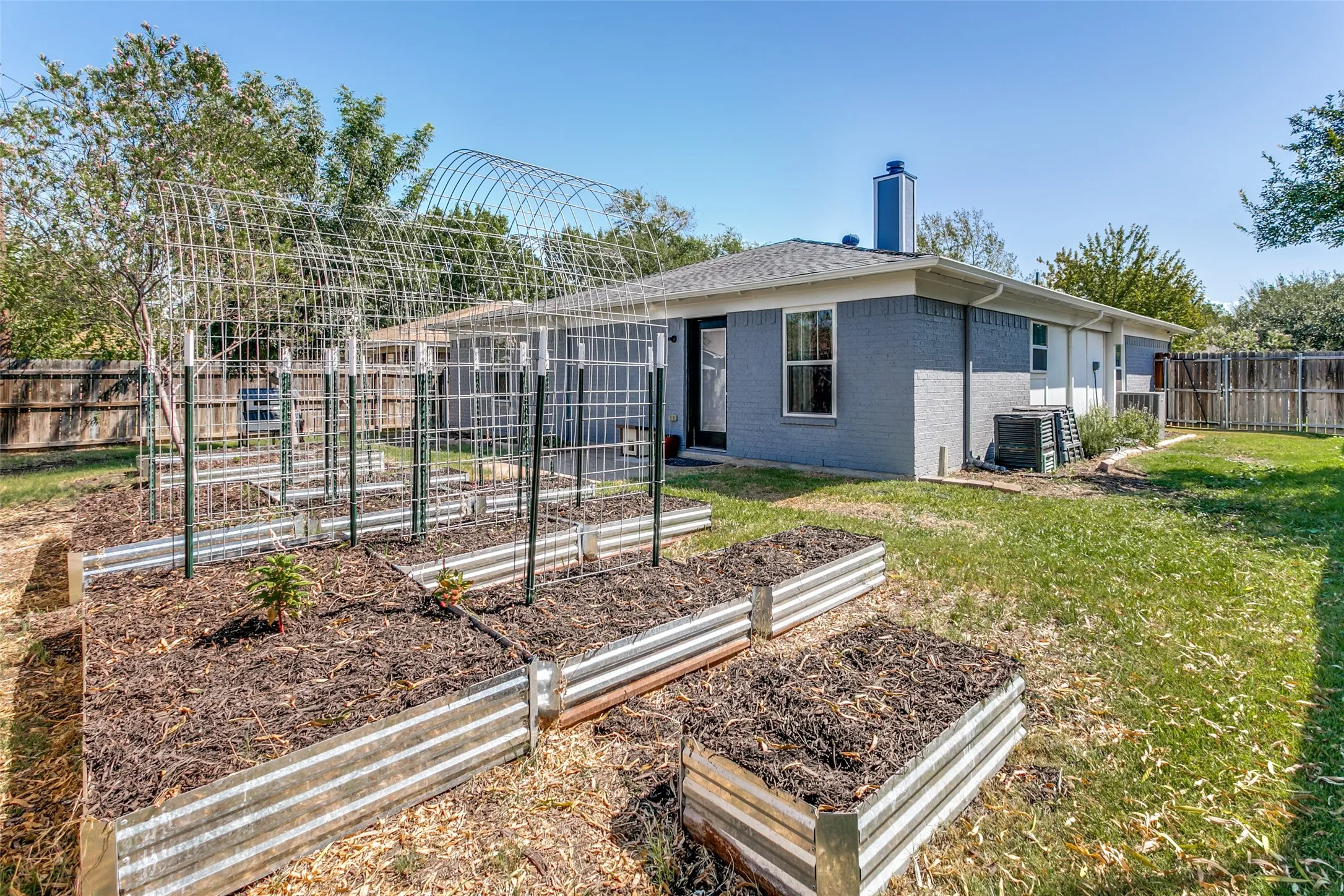 Single Family Residence For Sale in Tarrant County , 424 Allencrest Drive, White Settlement, Texas 76108, 3 Bedroom, 2 Bathroom, 2 Garage spaces, 1,280 Sqft, built in 1986, mls#21375580, Real Estate Agent in White Settlement, Homes For Sale in Tarrant county, Homes For Sale in White Settlement, Realtor in White Settlement Texas, Real Estate Brokerage Independent Realty Texas, Luminita Cordes Realtor