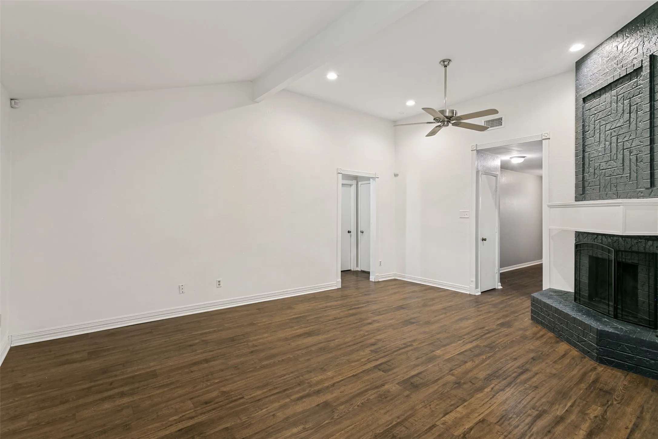 Single Family Residence For Sale in Tarrant County , 424 Allencrest Drive, White Settlement, Texas 76108, 3 Bedroom, 2 Bathroom, 2 Garage spaces, 1,280 Sqft, built in 1986, mls#21375580, Real Estate Agent in White Settlement, Homes For Sale in Tarrant county, Homes For Sale in White Settlement, Realtor in White Settlement Texas, Real Estate Brokerage Independent Realty Texas, Luminita Cordes Realtor