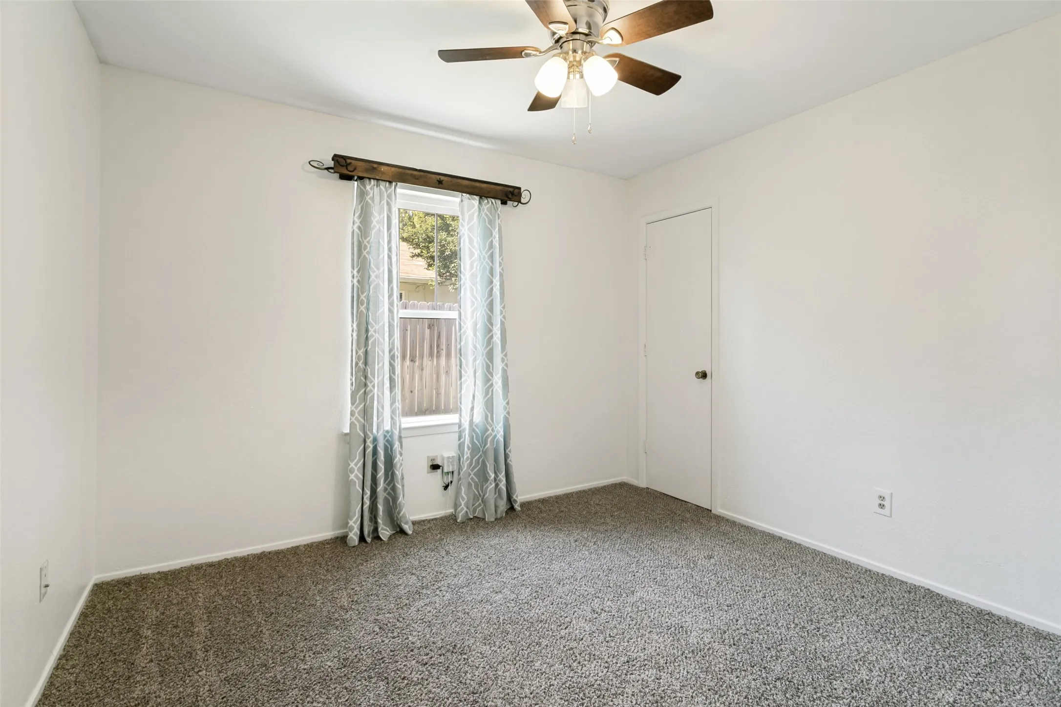 Single Family Residence For Sale in Tarrant County , 424 Allencrest Drive, White Settlement, Texas 76108, 3 Bedroom, 2 Bathroom, 2 Garage spaces, 1,280 Sqft, built in 1986, mls#21375580, Real Estate Agent in White Settlement, Homes For Sale in Tarrant county, Homes For Sale in White Settlement, Realtor in White Settlement Texas, Real Estate Brokerage Independent Realty Texas, Luminita Cordes Realtor