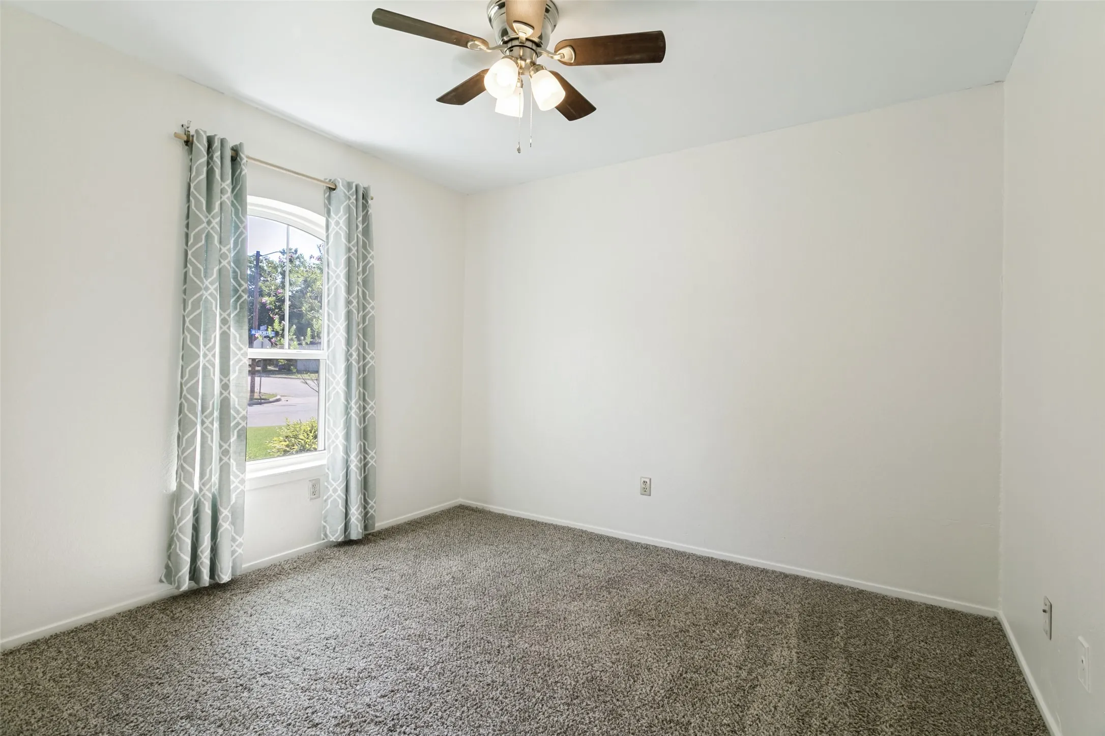 Single Family Residence For Sale in Tarrant County , 424 Allencrest Drive, White Settlement, Texas 76108, 3 Bedroom, 2 Bathroom, 2 Garage spaces, 1,280 Sqft, built in 1986, mls#21375580, Real Estate Agent in White Settlement, Homes For Sale in Tarrant county, Homes For Sale in White Settlement, Realtor in White Settlement Texas, Real Estate Brokerage Independent Realty Texas, Luminita Cordes Realtor