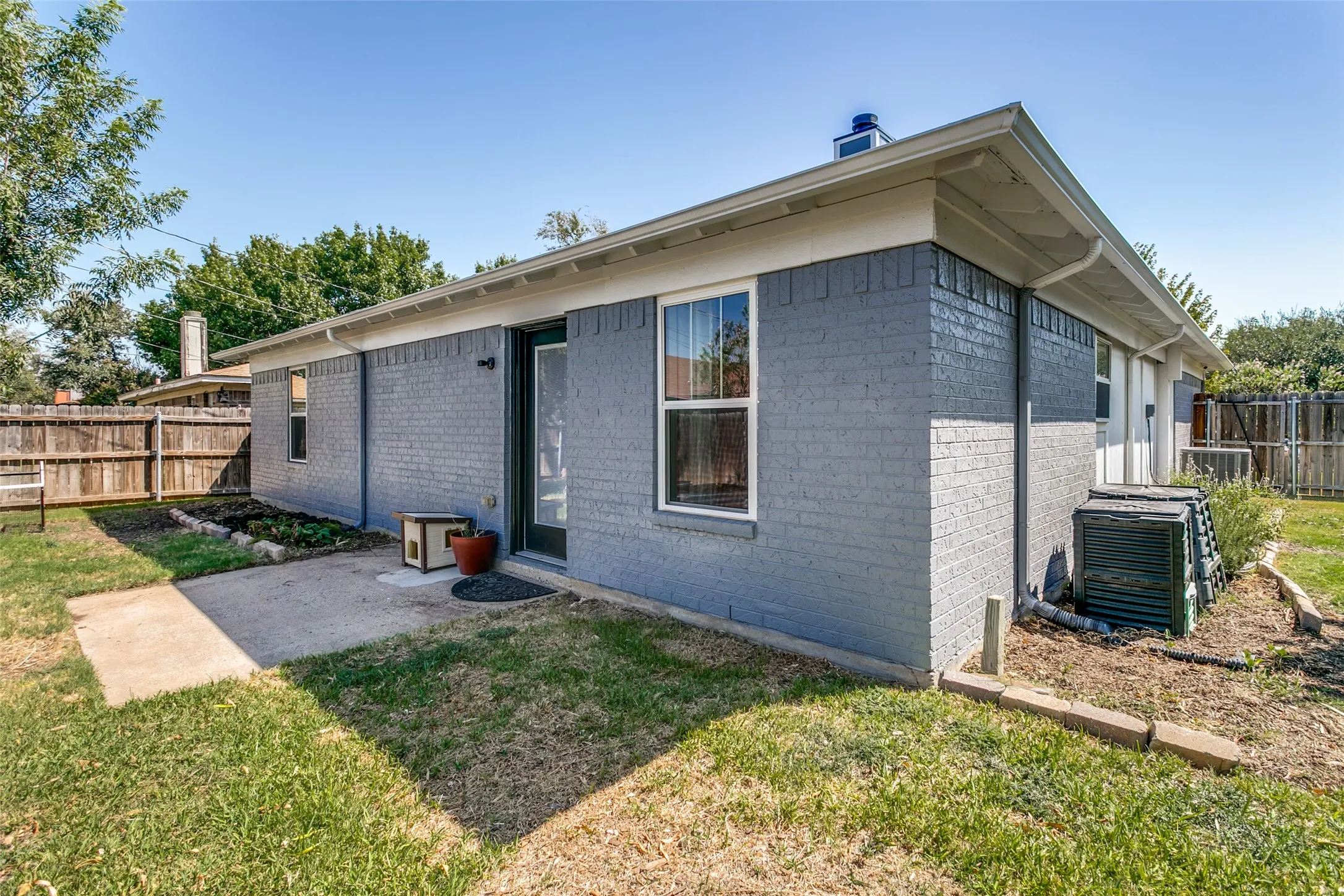 Single Family Residence For Sale in Tarrant County , 424 Allencrest Drive, White Settlement, Texas 76108, 3 Bedroom, 2 Bathroom, 2 Garage spaces, 1,280 Sqft, built in 1986, mls#21375580, Real Estate Agent in White Settlement, Homes For Sale in Tarrant county, Homes For Sale in White Settlement, Realtor in White Settlement Texas, Real Estate Brokerage Independent Realty Texas, Luminita Cordes Realtor