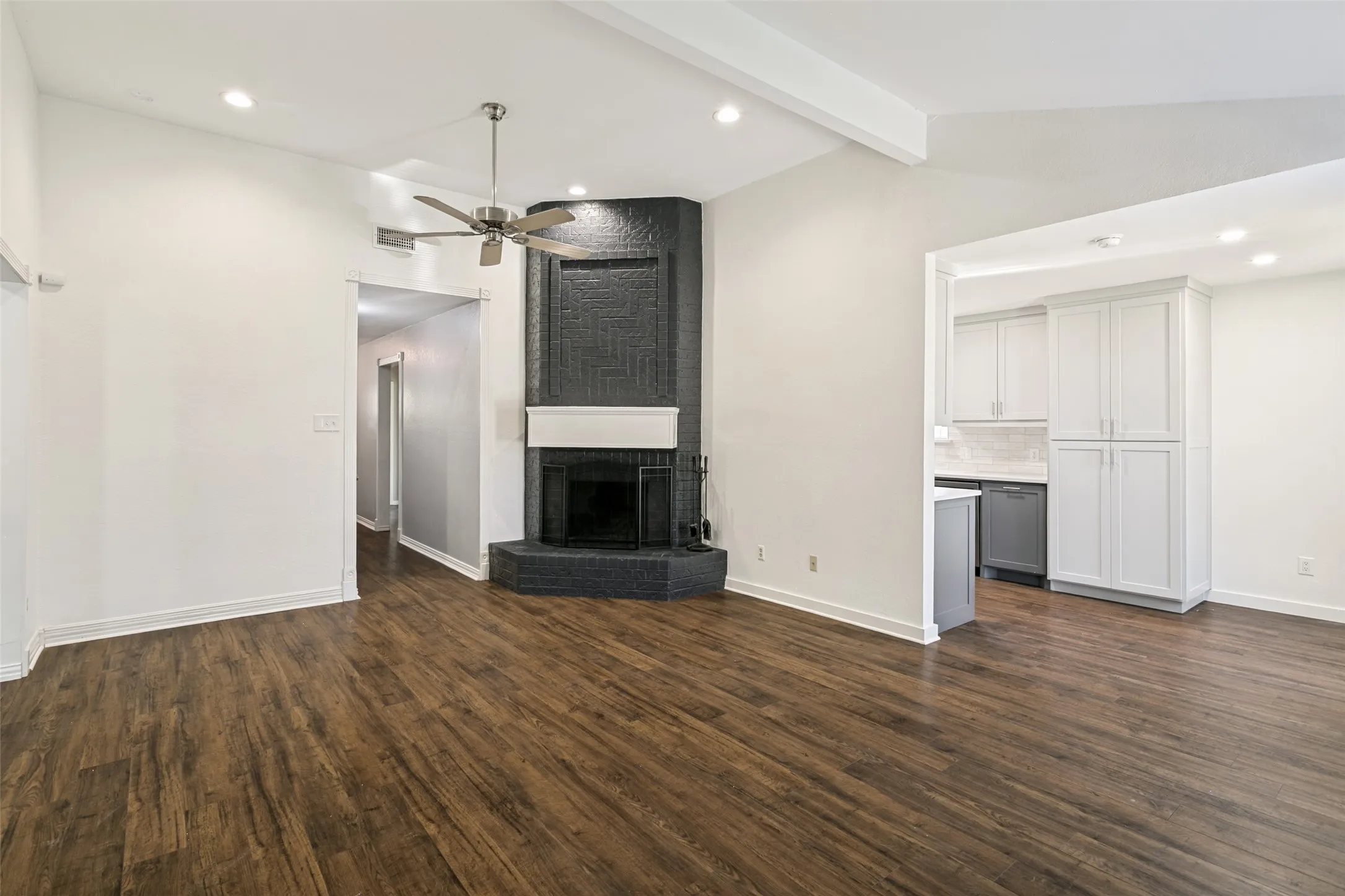 Single Family Residence For Sale in Tarrant County , 424 Allencrest Drive, White Settlement, Texas 76108, 3 Bedroom, 2 Bathroom, 2 Garage spaces, 1,280 Sqft, built in 1986, mls#21375580, Real Estate Agent in White Settlement, Homes For Sale in Tarrant county, Homes For Sale in White Settlement, Realtor in White Settlement Texas, Real Estate Brokerage Independent Realty Texas, Luminita Cordes Realtor