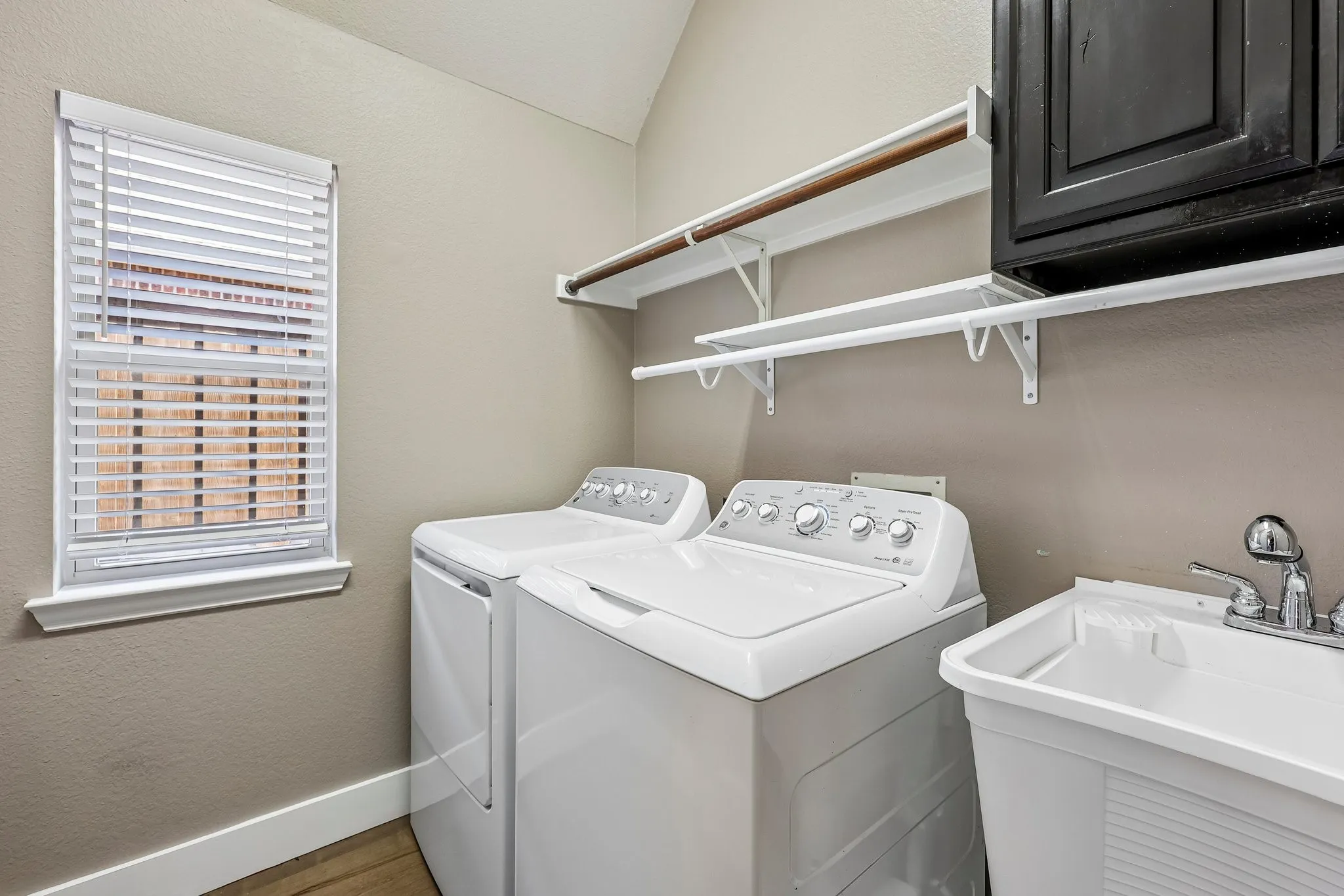 Single Family Residence For Sale in Collin County , 1211 Windgate Way, Allen, Texas 75002, 3 Bedroom, 3 Bathroom, 2 Garage spaces, 2,540 Sqft, built in 2010, mls#21375411, Real Estate Agent in Allen, Homes For Sale in Collin county, Homes For Sale in Allen, Realtor in Allen Texas, Real Estate Brokerage Independent Realty Texas, Luminita Cordes Realtor