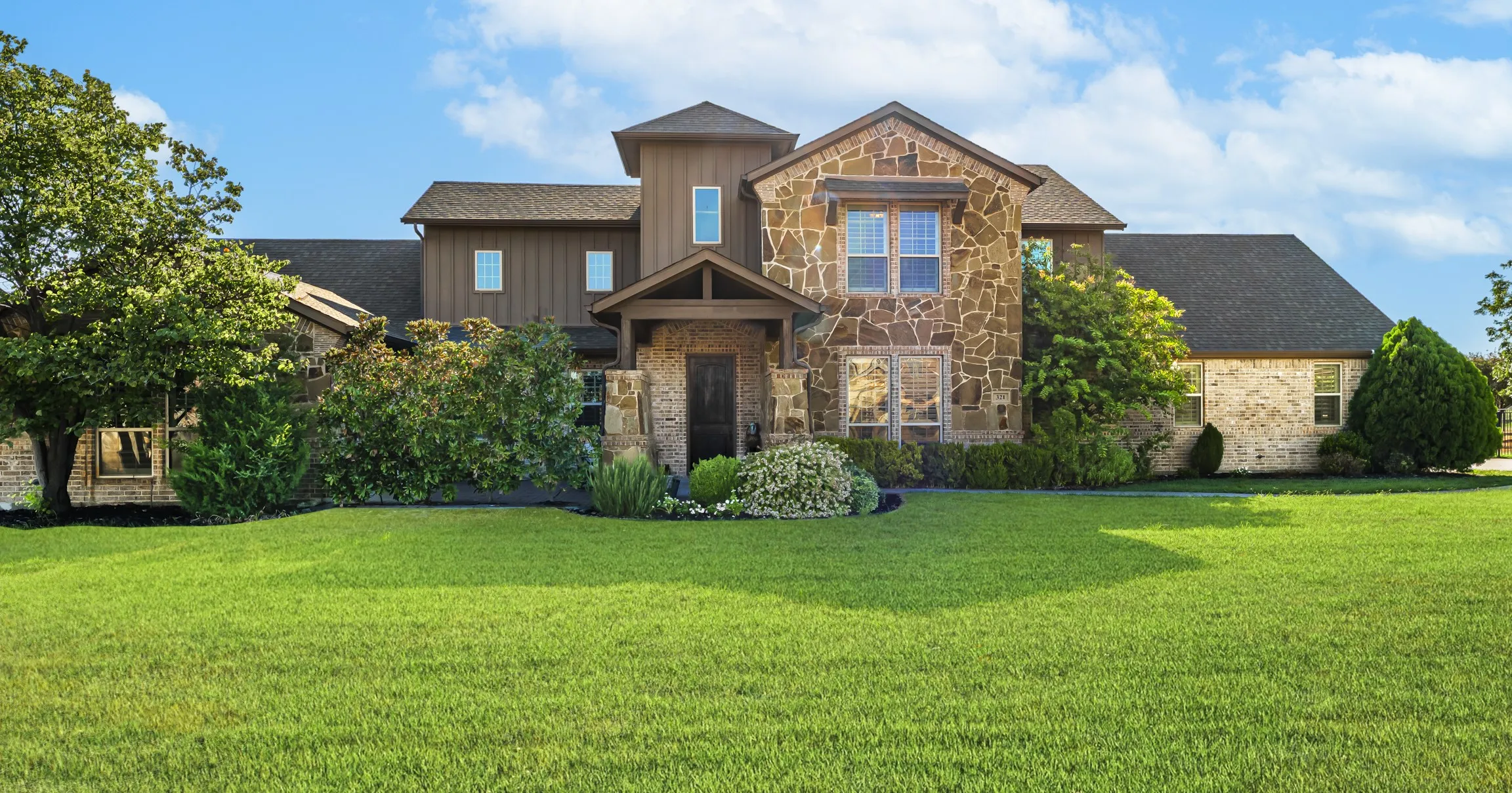 Single Family Residence For Sale in Parker County , 321 Bear Country Drive, Aledo, Texas 76008, 4 Bedroom, 5 Bathroom, 3 Garage spaces, 4,214 Sqft, built in 2013, mls#21374485, Real Estate Agent in Aledo, Homes For Sale in Parker county, Homes For Sale in Aledo, Realtor in Aledo Texas, Real Estate Brokerage Independent Realty Texas, Luminita Cordes Realtor