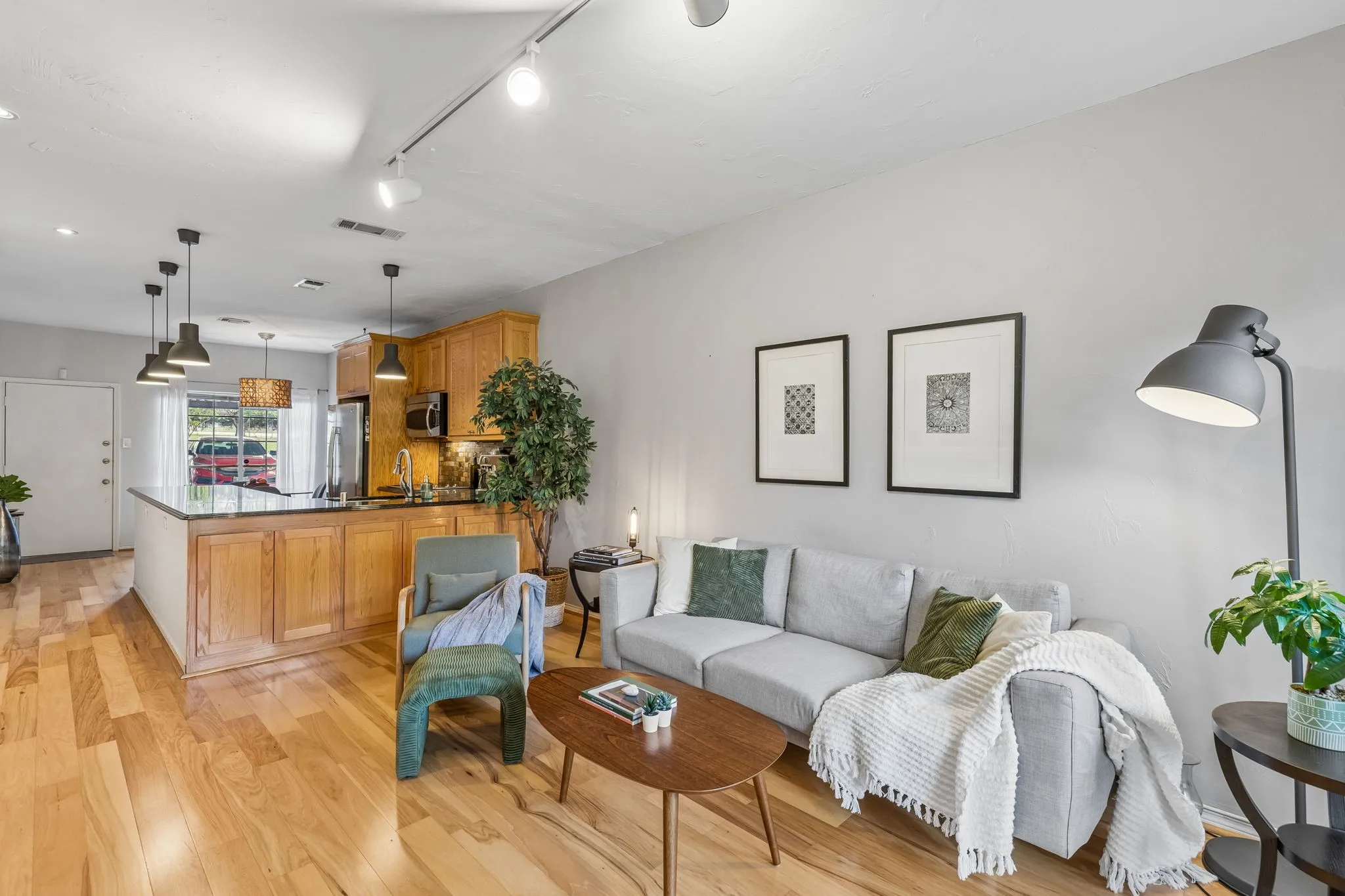 Condominium For Sale in Dallas County , 9801 Royal Lane 707, Dallas, Texas 75231, 2 Bedroom, 2 Bathroom, Garage spaces, 1,067 Sqft, built in 1981, mls#21375632, Real Estate Agent in Dallas, Homes For Sale in Dallas county, Homes For Sale in Dallas, Realtor in Dallas Texas, Real Estate Brokerage Independent Realty Texas, Luminita Cordes Realtor