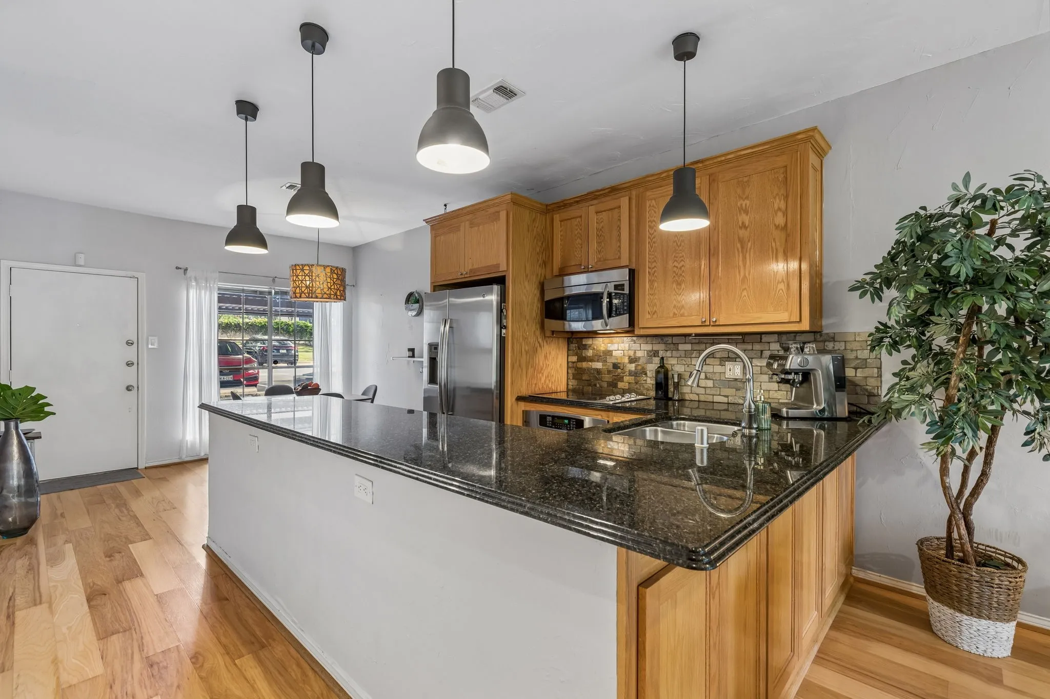 Condominium For Sale in Dallas County , 9801 Royal Lane 707, Dallas, Texas 75231, 2 Bedroom, 2 Bathroom, Garage spaces, 1,067 Sqft, built in 1981, mls#21375632, Real Estate Agent in Dallas, Homes For Sale in Dallas county, Homes For Sale in Dallas, Realtor in Dallas Texas, Real Estate Brokerage Independent Realty Texas, Luminita Cordes Realtor