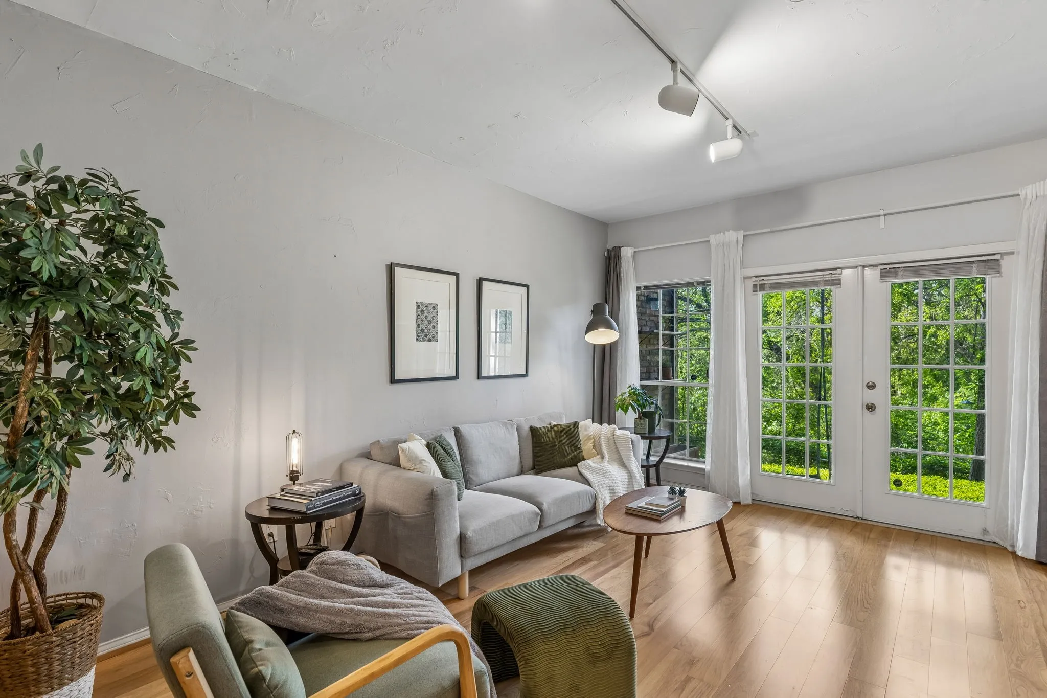Condominium For Sale in Dallas County , 9801 Royal Lane 707, Dallas, Texas 75231, 2 Bedroom, 2 Bathroom, Garage spaces, 1,067 Sqft, built in 1981, mls#21375632, Real Estate Agent in Dallas, Homes For Sale in Dallas county, Homes For Sale in Dallas, Realtor in Dallas Texas, Real Estate Brokerage Independent Realty Texas, Luminita Cordes Realtor