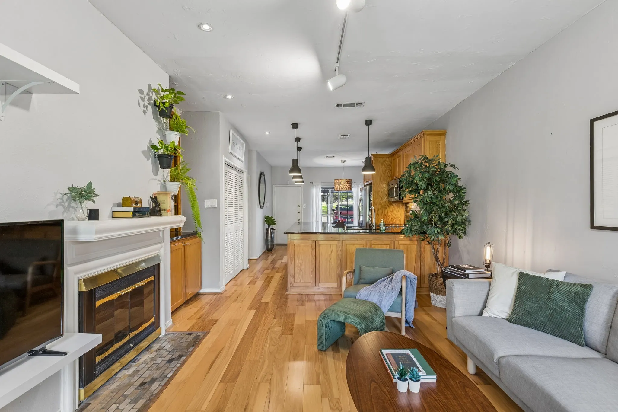 Condominium For Sale in Dallas County , 9801 Royal Lane 707, Dallas, Texas 75231, 2 Bedroom, 2 Bathroom, Garage spaces, 1,067 Sqft, built in 1981, mls#21375632, Real Estate Agent in Dallas, Homes For Sale in Dallas county, Homes For Sale in Dallas, Realtor in Dallas Texas, Real Estate Brokerage Independent Realty Texas, Luminita Cordes Realtor