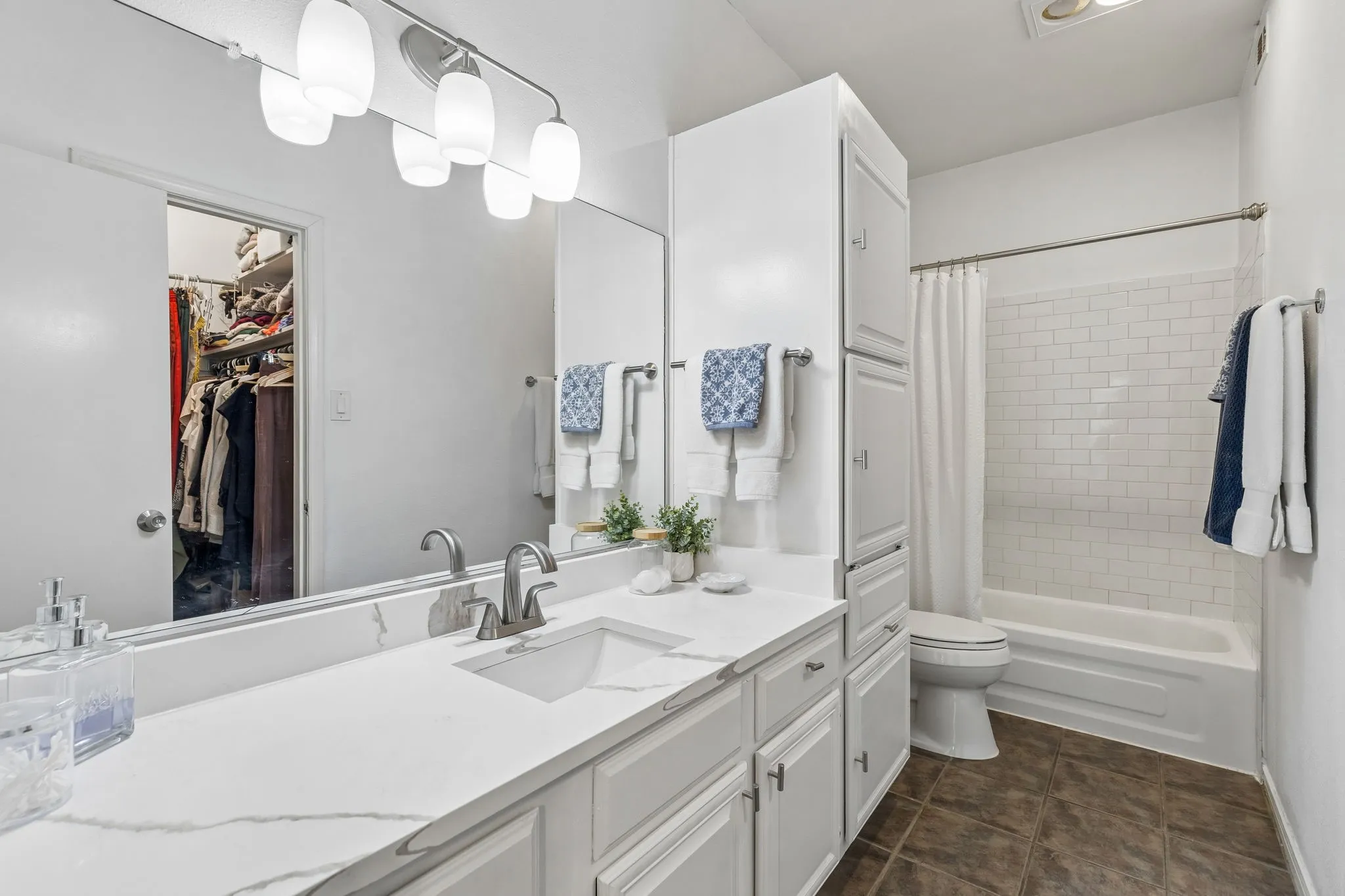 Condominium For Sale in Dallas County , 9801 Royal Lane 707, Dallas, Texas 75231, 2 Bedroom, 2 Bathroom, Garage spaces, 1,067 Sqft, built in 1981, mls#21375632, Real Estate Agent in Dallas, Homes For Sale in Dallas county, Homes For Sale in Dallas, Realtor in Dallas Texas, Real Estate Brokerage Independent Realty Texas, Luminita Cordes Realtor