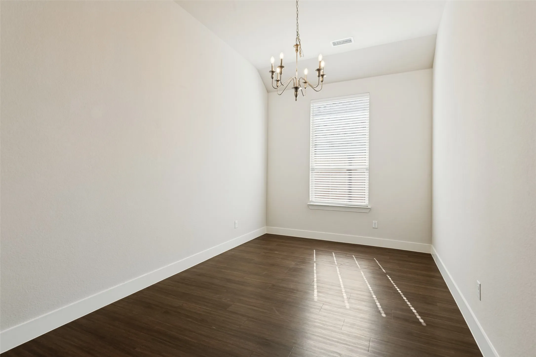 Single Family Residence For Rent in Kaufman County , 1665 Sheldon Drive, Forney, Texas 75126, 5 Bedroom, 4 Bathroom, 2 Garage spaces, 2,907 Sqft, built in 2019, mls#21375641, Real Estate Agent in Forney, Homes For Rent in Kaufman county, Homes For Rent in Forney, Realtor in Forney Texas, Real Estate Brokerage Independent Realty Texas, Luminita Cordes Realtor