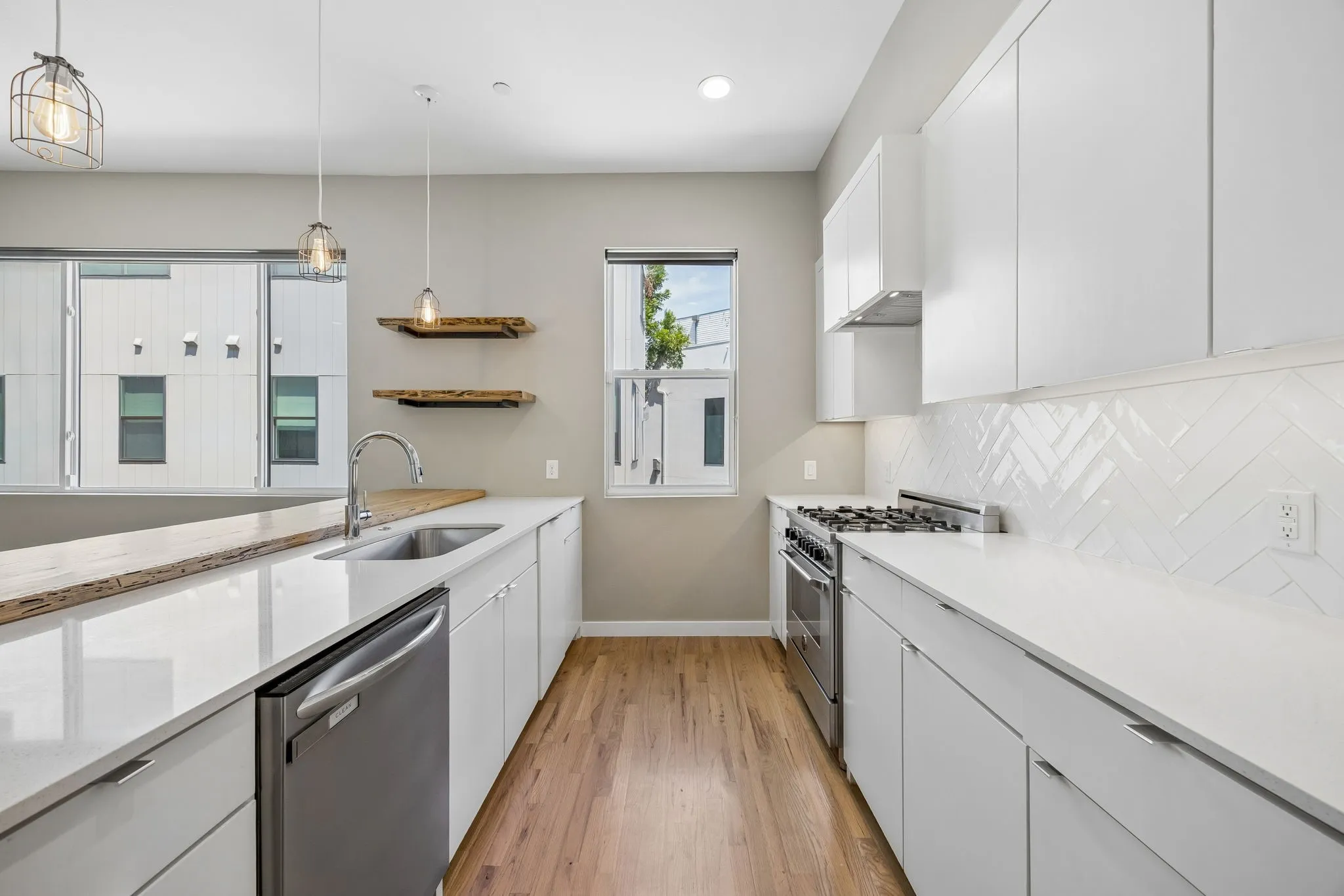 Condominium For Rent in Dallas County , 2630 Calvin Street 101, Dallas, Texas 75204, 2 Bedroom, 3 Bathroom, 2 Garage spaces, 1,817 Sqft, built in 2017, mls#21372349, Real Estate Agent in Dallas, Homes For Rent in Dallas county, Homes For Rent in Dallas, Realtor in Dallas Texas, Real Estate Brokerage Independent Realty Texas, Luminita Cordes Realtor