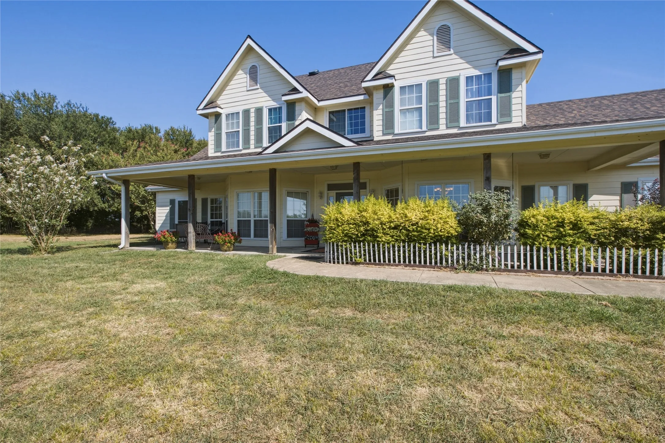 Single Family Residence For Sale in Hunt County , 4905 County Road 1134, Leonard, Texas 75452, 4 Bedroom, 4 Bathroom, 2 Garage spaces, 3,660 Sqft, built in 2002, mls#21375643, Real Estate Agent in Leonard, Homes For Sale in Hunt county, Homes For Sale in Leonard, Realtor in Leonard Texas, Real Estate Brokerage Independent Realty Texas, Luminita Cordes Realtor