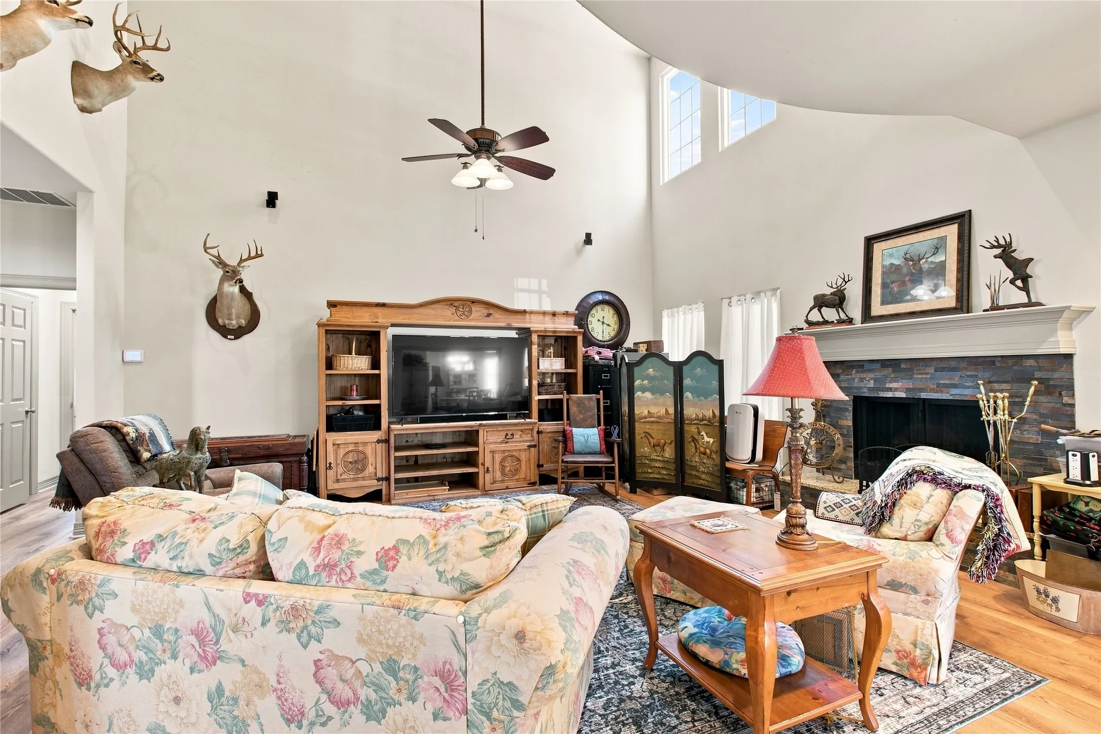 Single Family Residence For Sale in Hunt County , 4905 County Road 1134, Leonard, Texas 75452, 4 Bedroom, 4 Bathroom, 2 Garage spaces, 3,660 Sqft, built in 2002, mls#21375643, Real Estate Agent in Leonard, Homes For Sale in Hunt county, Homes For Sale in Leonard, Realtor in Leonard Texas, Real Estate Brokerage Independent Realty Texas, Luminita Cordes Realtor