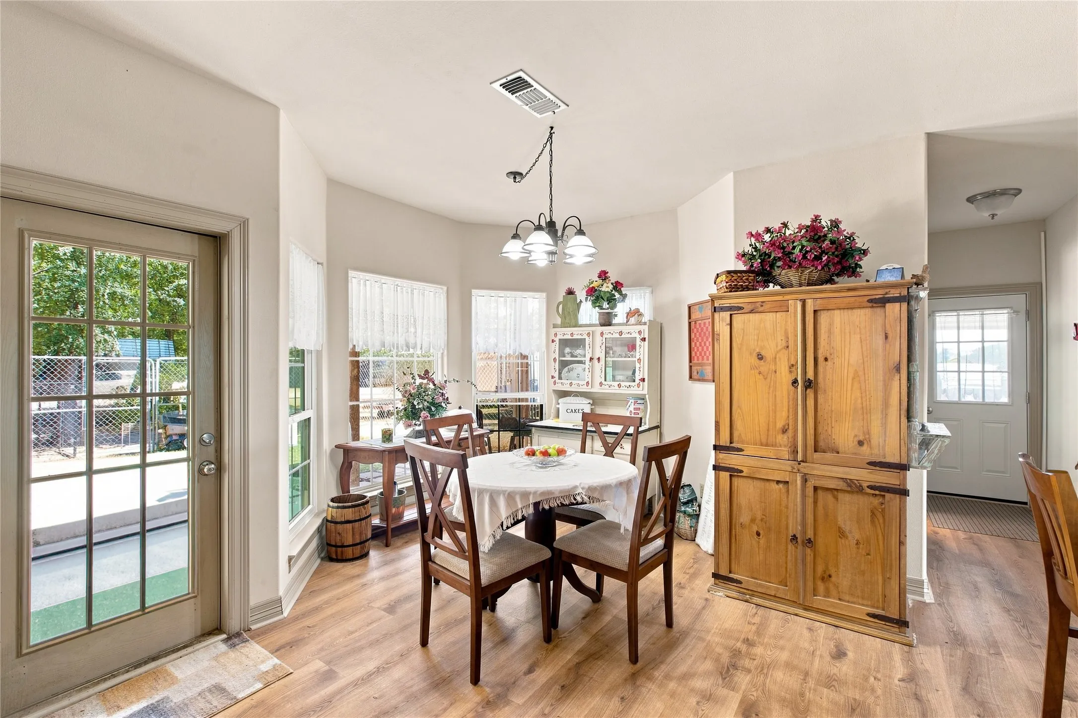Single Family Residence For Sale in Hunt County , 4905 County Road 1134, Leonard, Texas 75452, 4 Bedroom, 4 Bathroom, 2 Garage spaces, 3,660 Sqft, built in 2002, mls#21375643, Real Estate Agent in Leonard, Homes For Sale in Hunt county, Homes For Sale in Leonard, Realtor in Leonard Texas, Real Estate Brokerage Independent Realty Texas, Luminita Cordes Realtor