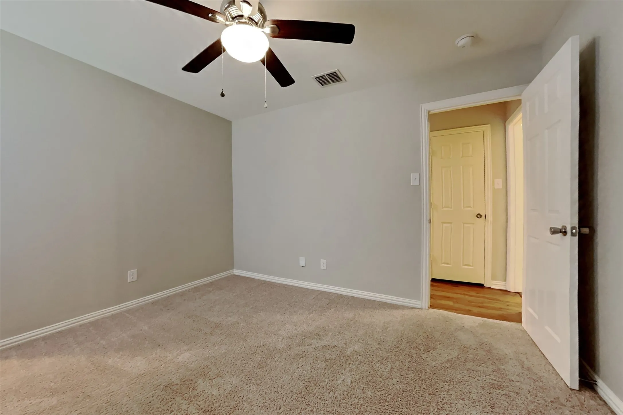 Single Family Residence For Rent in Dallas County , 1112 Seider Lane, Grand Prairie, Texas 75052, 4 Bedroom, 2 Bathroom, 2 Garage spaces, 1,935 Sqft, built in 2007, mls#21375585, Real Estate Agent in Grand Prairie, Homes For Rent in Dallas county, Homes For Rent in Grand Prairie, Realtor in Grand Prairie Texas, Real Estate Brokerage Independent Realty Texas, Luminita Cordes Realtor