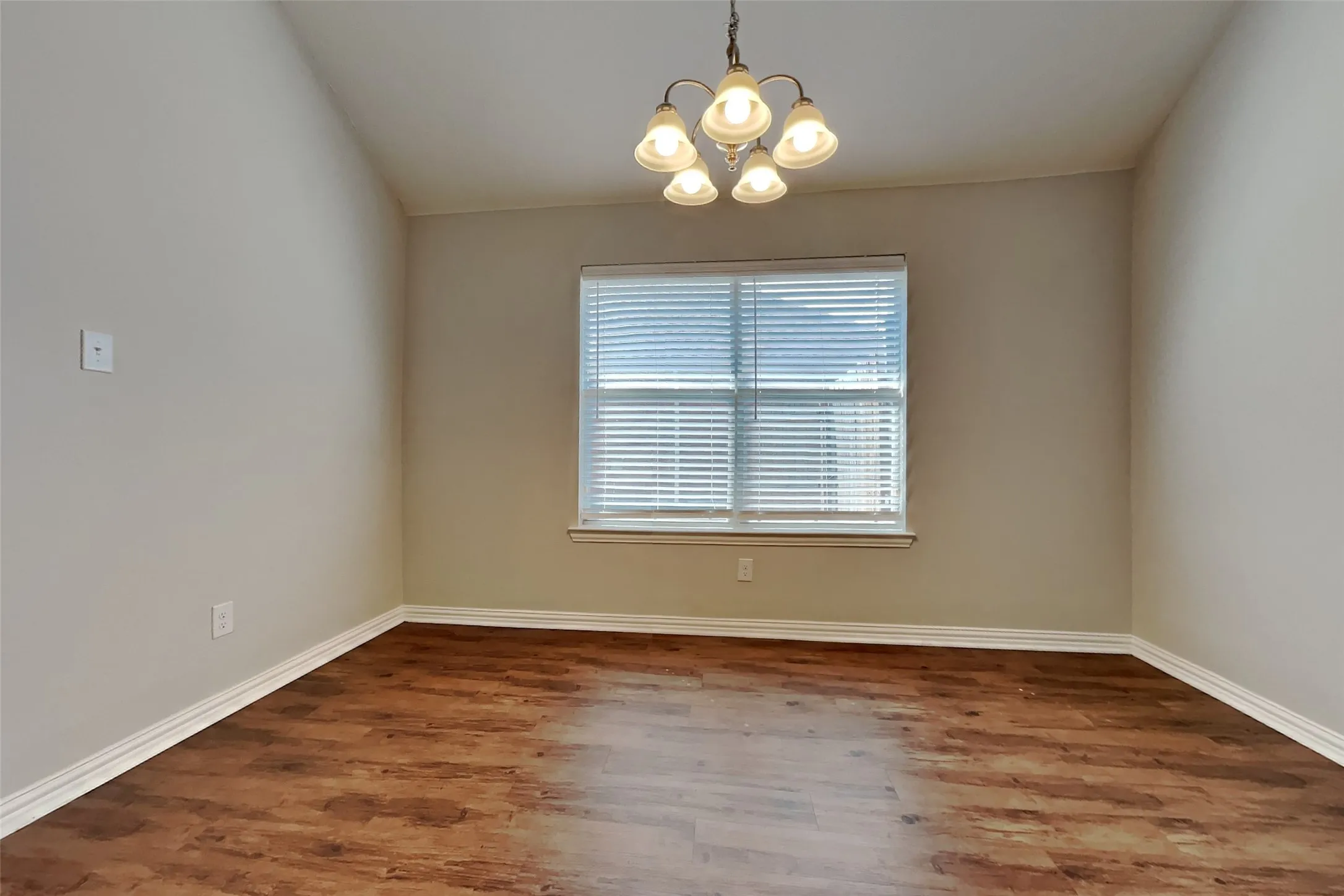 Single Family Residence For Rent in Dallas County , 1112 Seider Lane, Grand Prairie, Texas 75052, 4 Bedroom, 2 Bathroom, 2 Garage spaces, 1,935 Sqft, built in 2007, mls#21375585, Real Estate Agent in Grand Prairie, Homes For Rent in Dallas county, Homes For Rent in Grand Prairie, Realtor in Grand Prairie Texas, Real Estate Brokerage Independent Realty Texas, Luminita Cordes Realtor