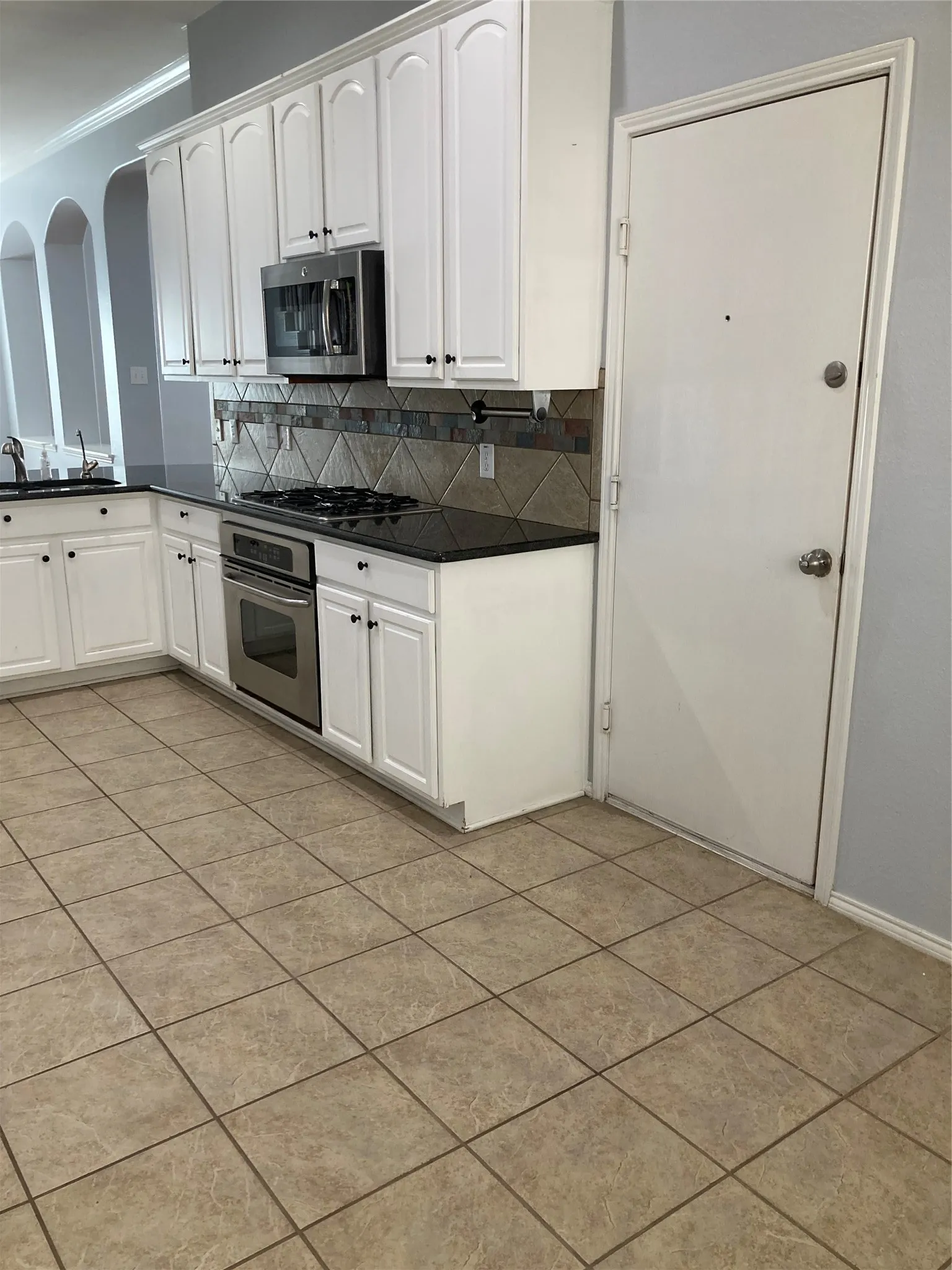 Enter the kitchen and breakfast room from the garage.