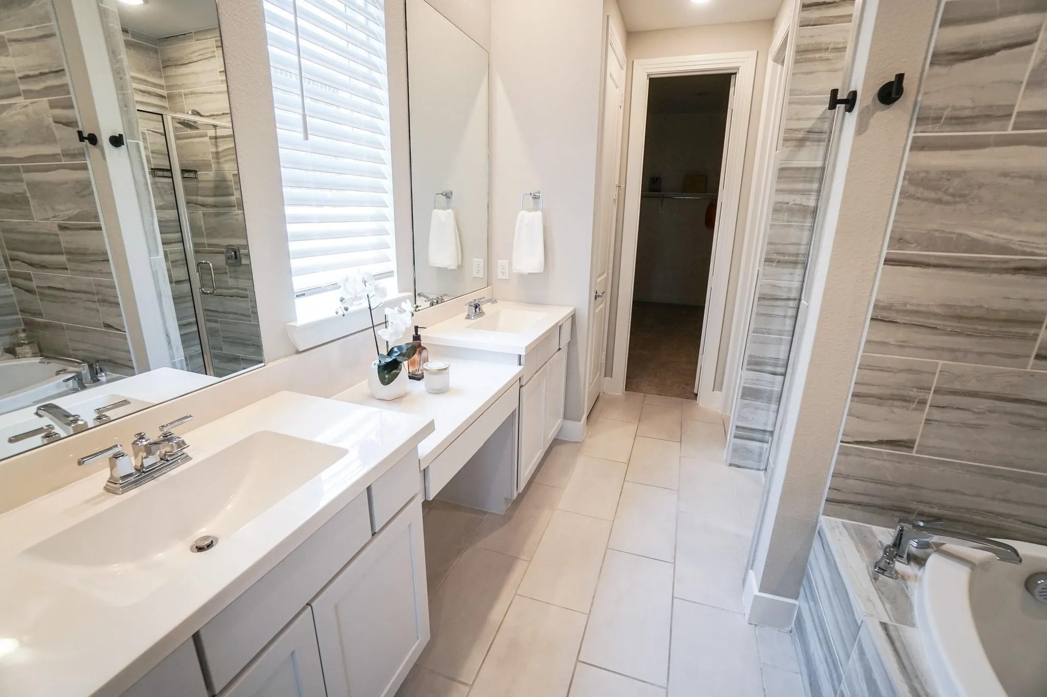 Dual vanities with undermount sinks and extensive countertop space