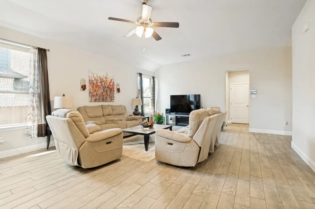 Single Family Residence For Sale in Ellis County , 1006 Summer Grove Drive, Midlothian, Texas 76065, 4 Bedroom, 2 Bathroom, 3 Garage spaces, 2,270 Sqft, built in 2023, mls#21375652, Real Estate Agent in Midlothian, Homes For Sale in Ellis county, Homes For Sale in Midlothian, Realtor in Midlothian Texas, Real Estate Brokerage Independent Realty Texas, Luminita Cordes Realtor