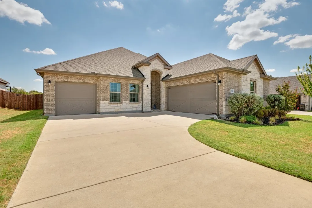 Single Family Residence For Sale in Ellis County , 1006 Summer Grove Drive, Midlothian, Texas 76065, 4 Bedroom, 2 Bathroom, 3 Garage spaces, 2,270 Sqft, built in 2023, mls#21375652, Real Estate Agent in Midlothian, Homes For Sale in Ellis county, Homes For Sale in Midlothian, Realtor in Midlothian Texas, Real Estate Brokerage Independent Realty Texas, Luminita Cordes Realtor