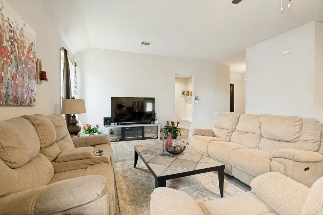 Single Family Residence For Sale in Ellis County , 1006 Summer Grove Drive, Midlothian, Texas 76065, 4 Bedroom, 2 Bathroom, 3 Garage spaces, 2,270 Sqft, built in 2023, mls#21375652, Real Estate Agent in Midlothian, Homes For Sale in Ellis county, Homes For Sale in Midlothian, Realtor in Midlothian Texas, Real Estate Brokerage Independent Realty Texas, Luminita Cordes Realtor