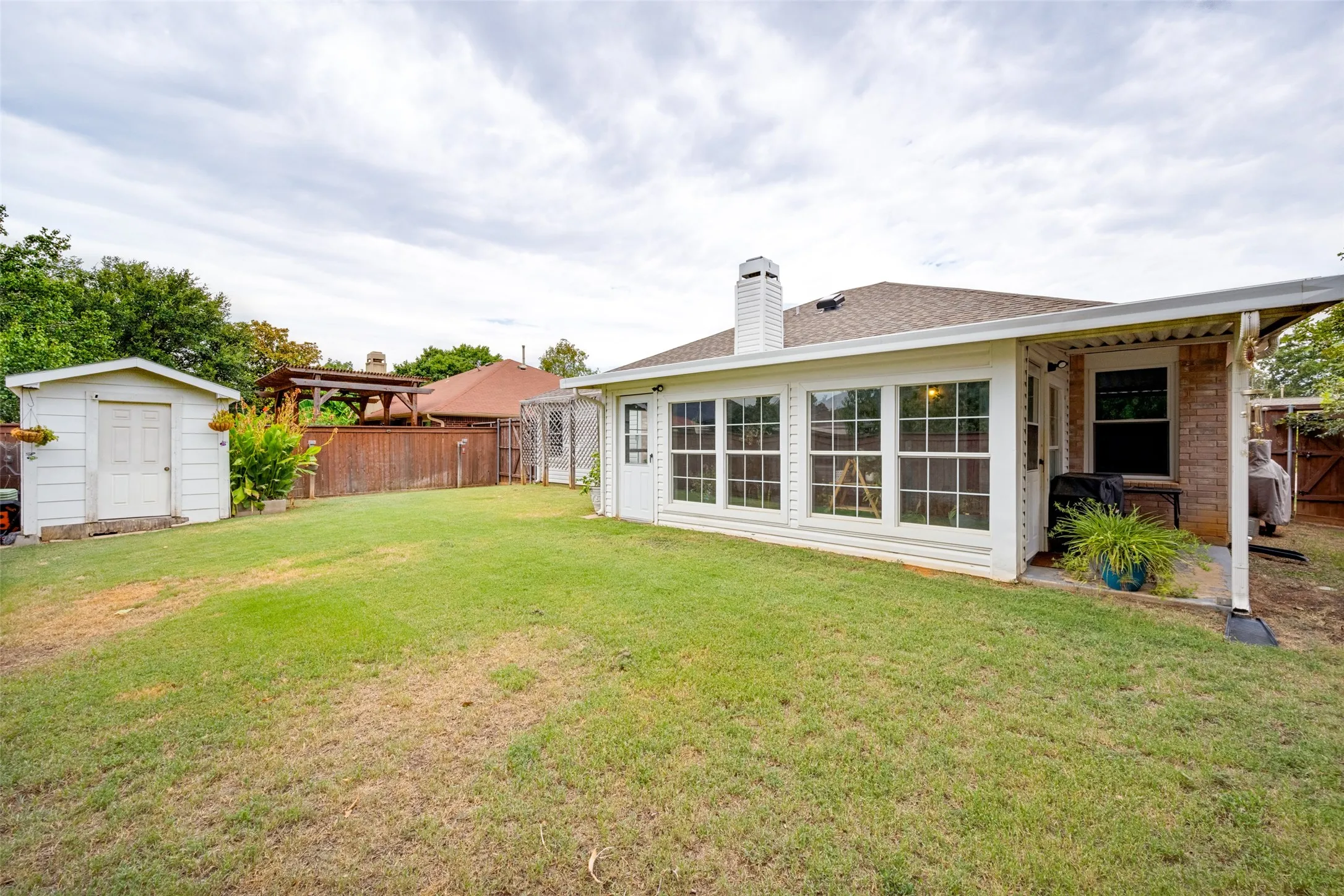 Single Family Residence For Sale in Denton County , 3302 Cliff Oaks Drive, Corinth, Texas 76210, 4 Bedroom, 2 Bathroom, 2 Garage spaces, 1,811 Sqft, built in 1996, mls#21375598, Real Estate Agent in Corinth, Homes For Sale in Denton county, Homes For Sale in Corinth, Realtor in Corinth Texas, Real Estate Brokerage Independent Realty Texas, Luminita Cordes Realtor