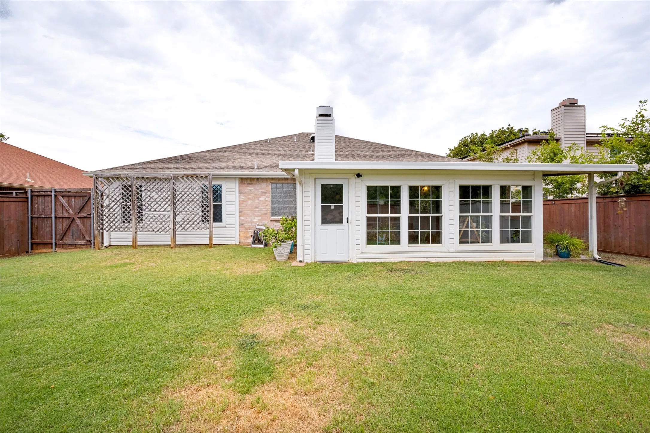 Single Family Residence For Sale in Denton County , 3302 Cliff Oaks Drive, Corinth, Texas 76210, 4 Bedroom, 2 Bathroom, 2 Garage spaces, 1,811 Sqft, built in 1996, mls#21375598, Real Estate Agent in Corinth, Homes For Sale in Denton county, Homes For Sale in Corinth, Realtor in Corinth Texas, Real Estate Brokerage Independent Realty Texas, Luminita Cordes Realtor