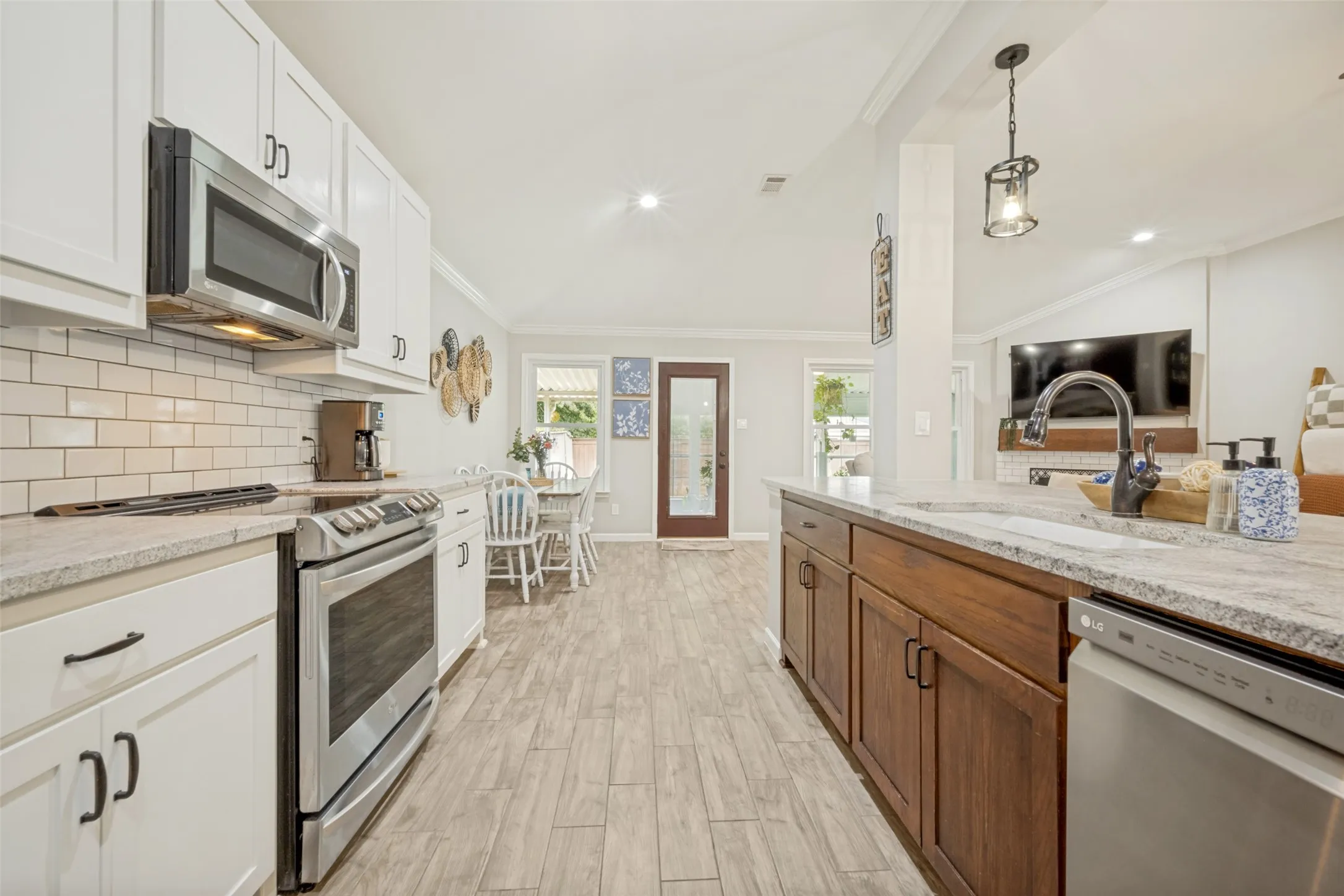 Single Family Residence For Sale in Denton County , 3302 Cliff Oaks Drive, Corinth, Texas 76210, 4 Bedroom, 2 Bathroom, 2 Garage spaces, 1,811 Sqft, built in 1996, mls#21375598, Real Estate Agent in Corinth, Homes For Sale in Denton county, Homes For Sale in Corinth, Realtor in Corinth Texas, Real Estate Brokerage Independent Realty Texas, Luminita Cordes Realtor