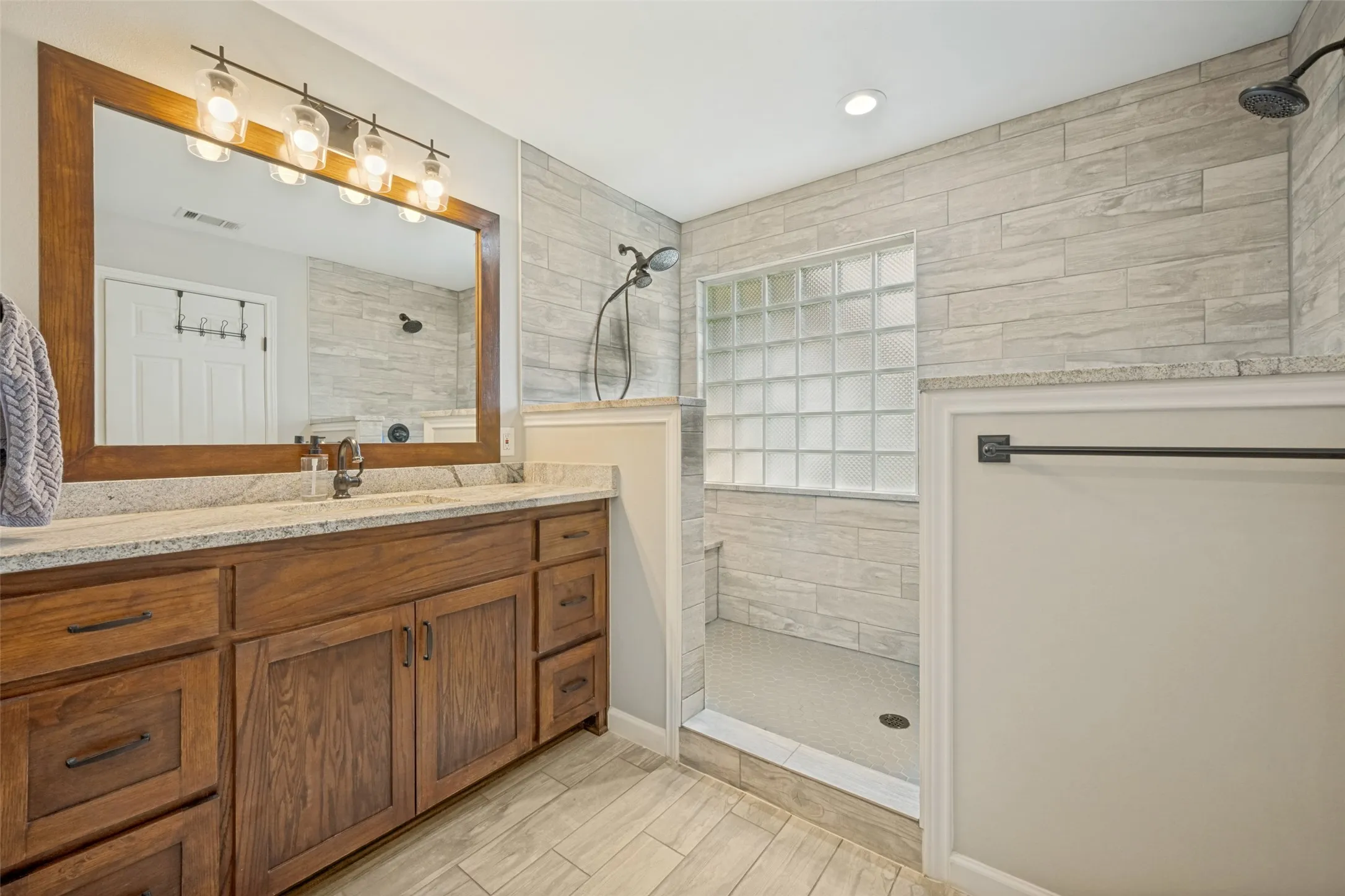 Single Family Residence For Sale in Denton County , 3302 Cliff Oaks Drive, Corinth, Texas 76210, 4 Bedroom, 2 Bathroom, 2 Garage spaces, 1,811 Sqft, built in 1996, mls#21375598, Real Estate Agent in Corinth, Homes For Sale in Denton county, Homes For Sale in Corinth, Realtor in Corinth Texas, Real Estate Brokerage Independent Realty Texas, Luminita Cordes Realtor