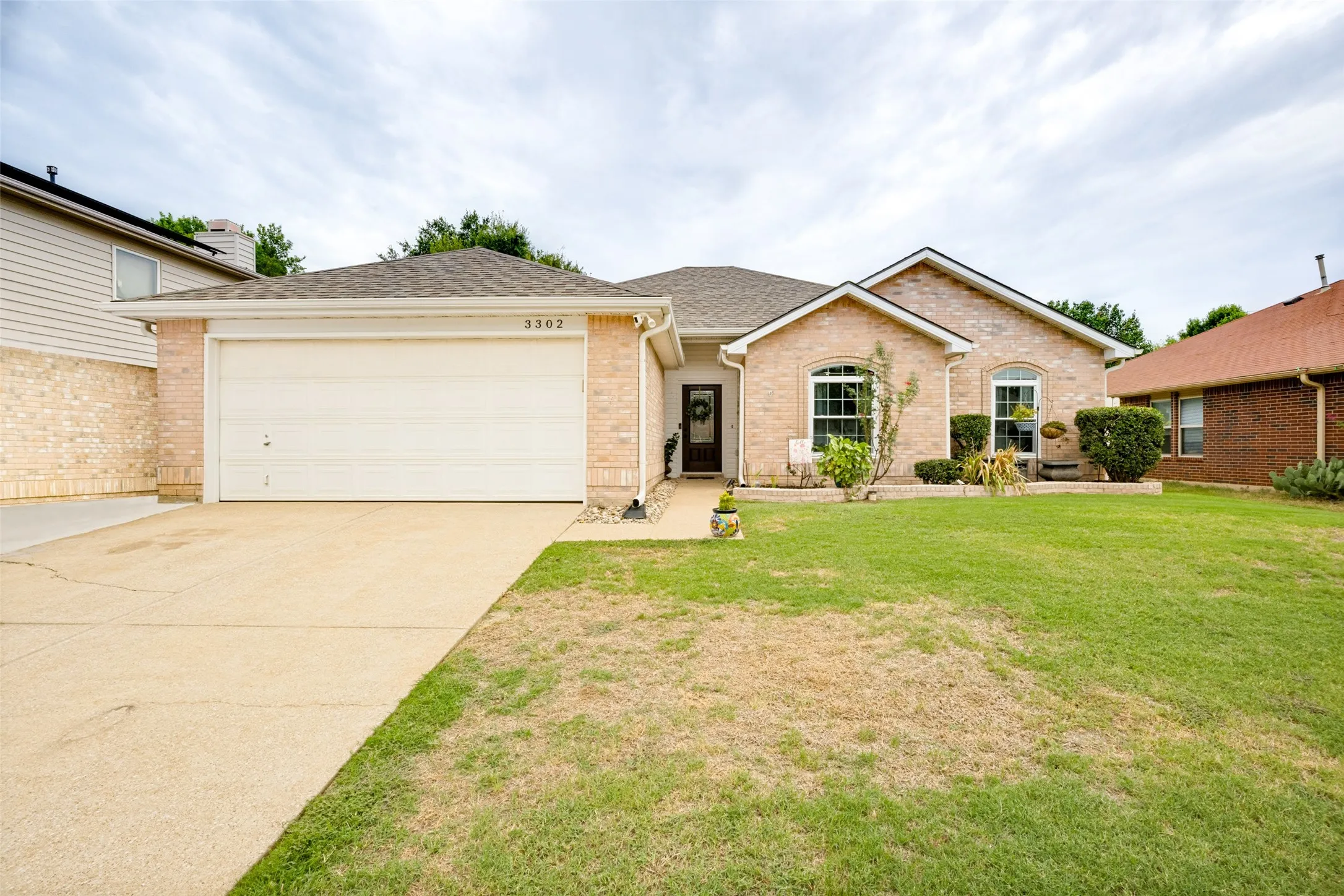 Single Family Residence For Sale in Denton County , 3302 Cliff Oaks Drive, Corinth, Texas 76210, 4 Bedroom, 2 Bathroom, 2 Garage spaces, 1,811 Sqft, built in 1996, mls#21375598, Real Estate Agent in Corinth, Homes For Sale in Denton county, Homes For Sale in Corinth, Realtor in Corinth Texas, Real Estate Brokerage Independent Realty Texas, Luminita Cordes Realtor