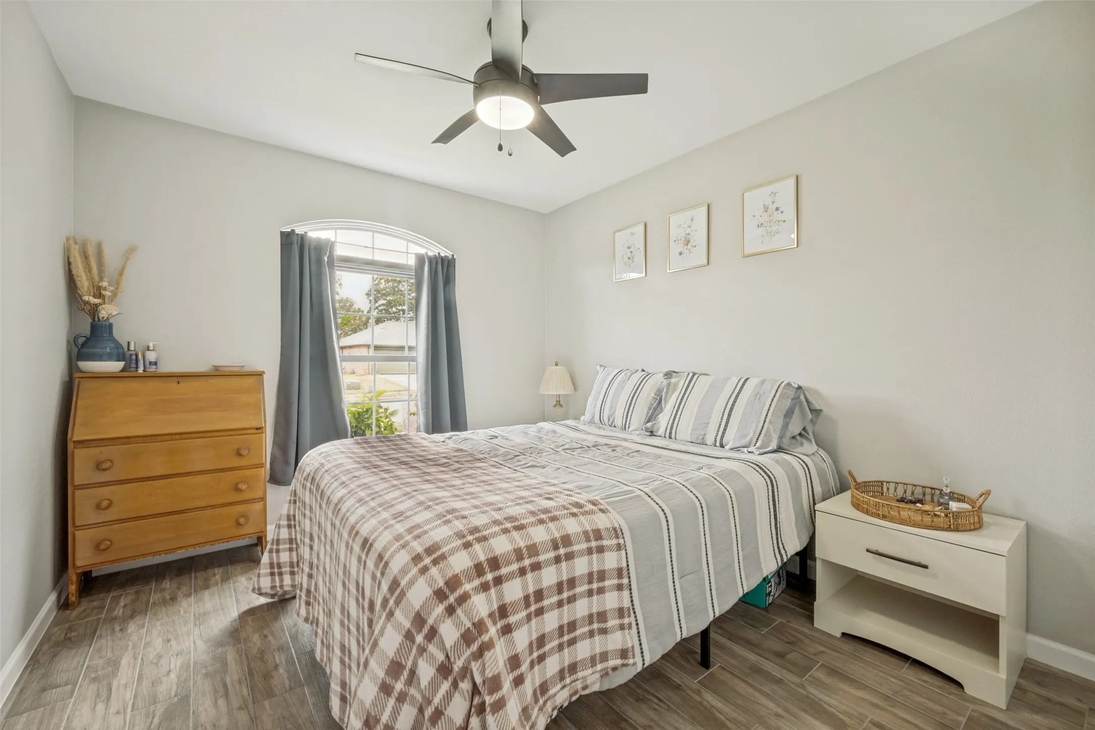 Single Family Residence For Sale in Denton County , 3302 Cliff Oaks Drive, Corinth, Texas 76210, 4 Bedroom, 2 Bathroom, 2 Garage spaces, 1,811 Sqft, built in 1996, mls#21375598, Real Estate Agent in Corinth, Homes For Sale in Denton county, Homes For Sale in Corinth, Realtor in Corinth Texas, Real Estate Brokerage Independent Realty Texas, Luminita Cordes Realtor