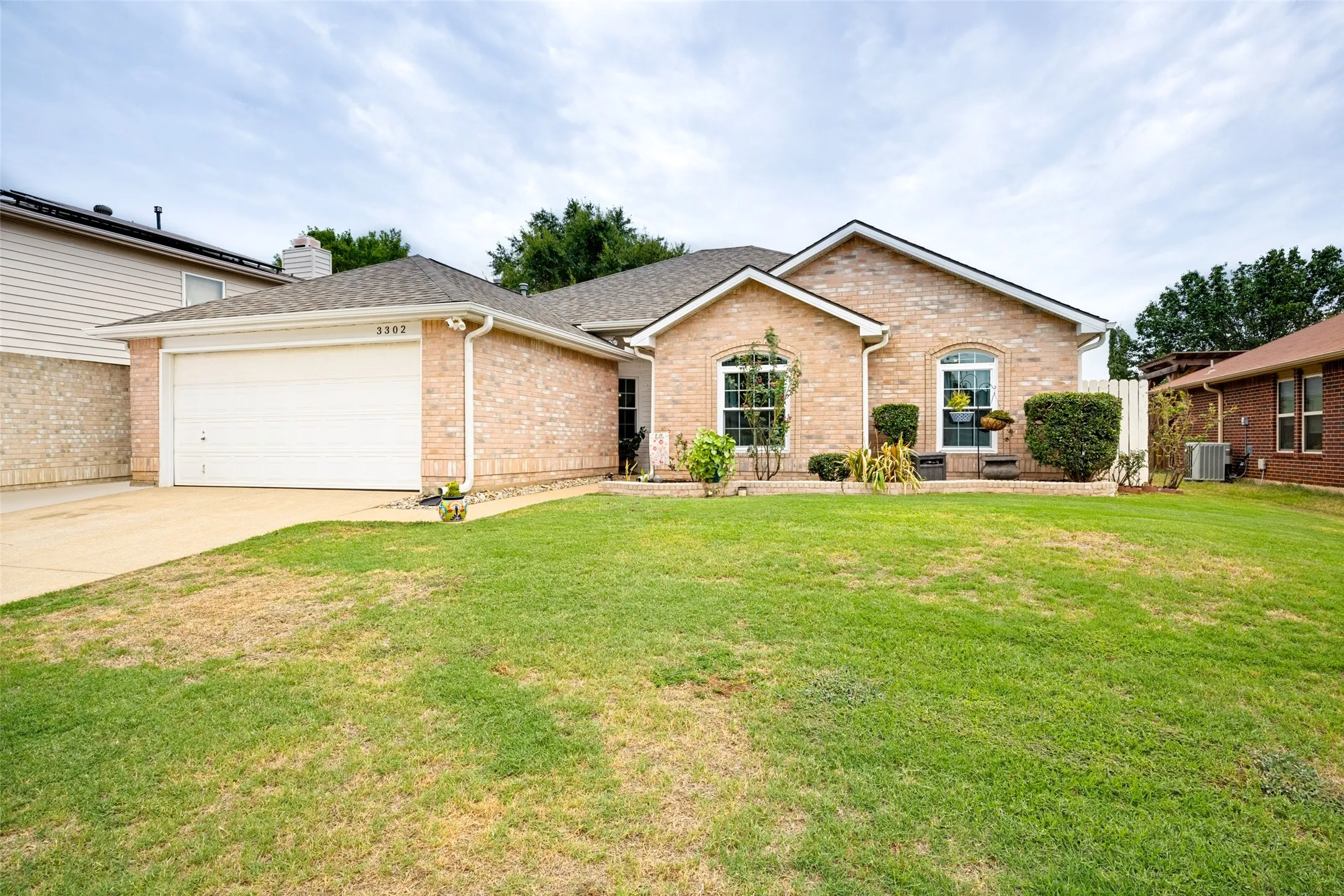 Single Family Residence For Sale in Denton County , 3302 Cliff Oaks Drive, Corinth, Texas 76210, 4 Bedroom, 2 Bathroom, 2 Garage spaces, 1,811 Sqft, built in 1996, mls#21375598, Real Estate Agent in Corinth, Homes For Sale in Denton county, Homes For Sale in Corinth, Realtor in Corinth Texas, Real Estate Brokerage Independent Realty Texas, Luminita Cordes Realtor
