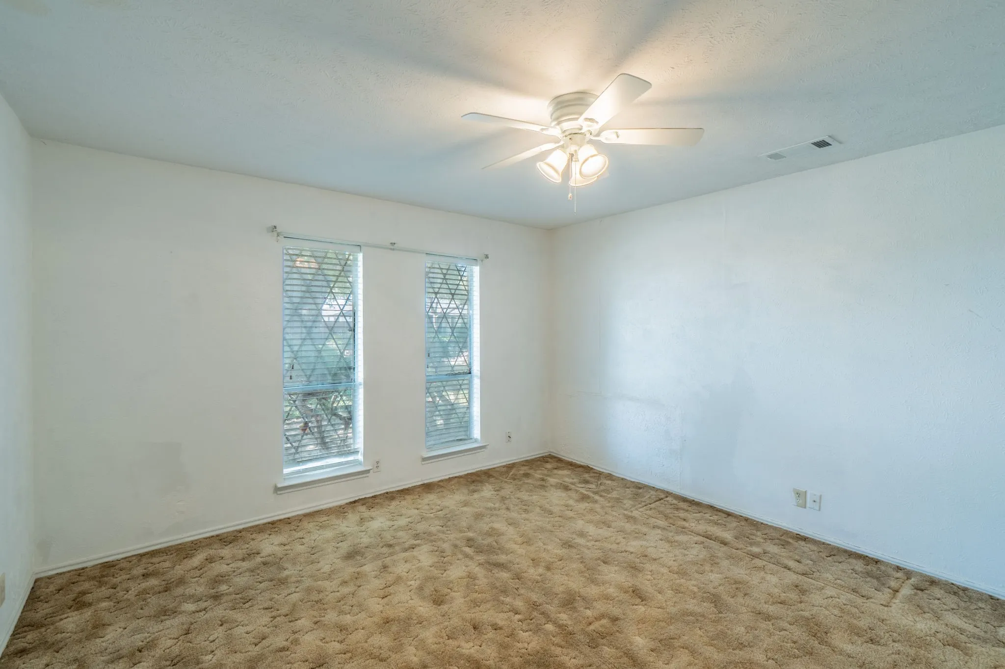 Single Family Residence For Sale in Denton County , 141 Villa Park Drive, Highland Village, Texas 75077, 4 Bedroom, 2 Bathroom, 2 Garage spaces, 2,232 Sqft, built in 1974, mls#21375658, Real Estate Agent in Highland Village, Homes For Sale in Denton county, Homes For Sale in Highland Village, Realtor in Highland Village Texas, Real Estate Brokerage Independent Realty Texas, Luminita Cordes Realtor