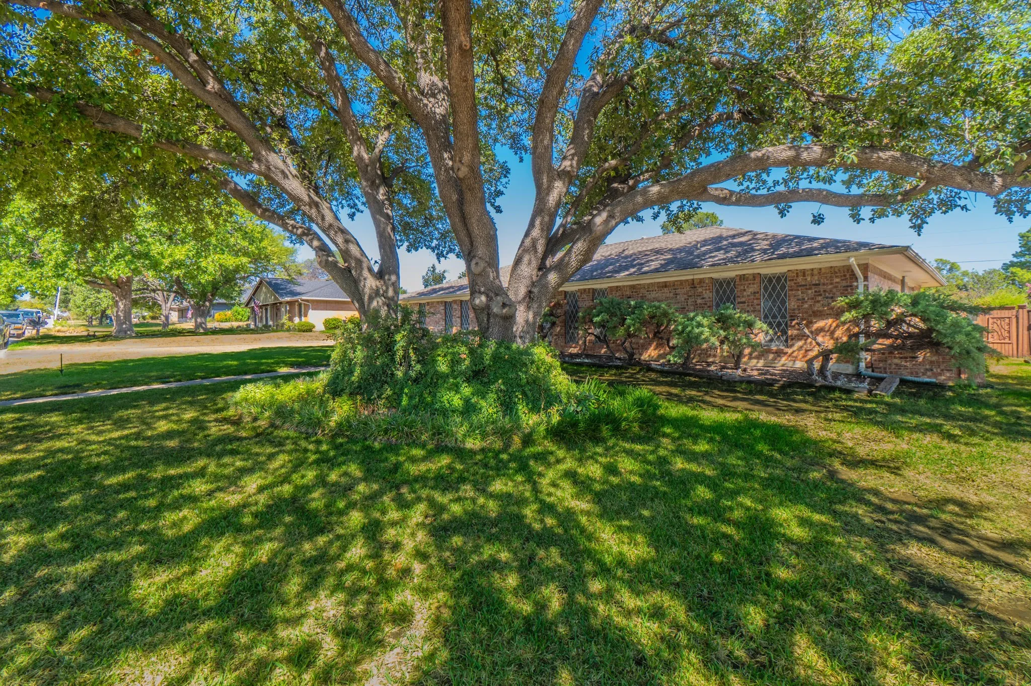 Single Family Residence For Sale in Denton County , 141 Villa Park Drive, Highland Village, Texas 75077, 4 Bedroom, 2 Bathroom, 2 Garage spaces, 2,232 Sqft, built in 1974, mls#21375658, Real Estate Agent in Highland Village, Homes For Sale in Denton county, Homes For Sale in Highland Village, Realtor in Highland Village Texas, Real Estate Brokerage Independent Realty Texas, Luminita Cordes Realtor