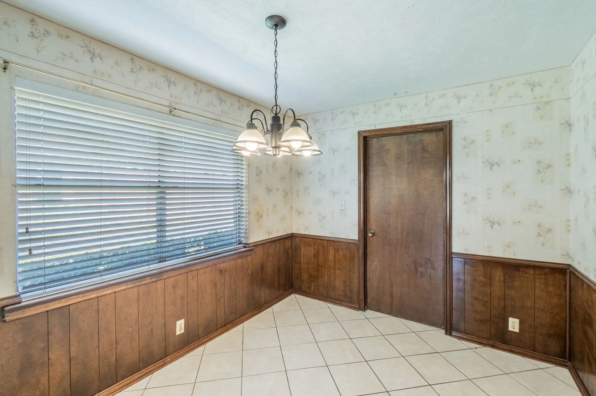 Single Family Residence For Sale in Denton County , 141 Villa Park Drive, Highland Village, Texas 75077, 4 Bedroom, 2 Bathroom, 2 Garage spaces, 2,232 Sqft, built in 1974, mls#21375658, Real Estate Agent in Highland Village, Homes For Sale in Denton county, Homes For Sale in Highland Village, Realtor in Highland Village Texas, Real Estate Brokerage Independent Realty Texas, Luminita Cordes Realtor