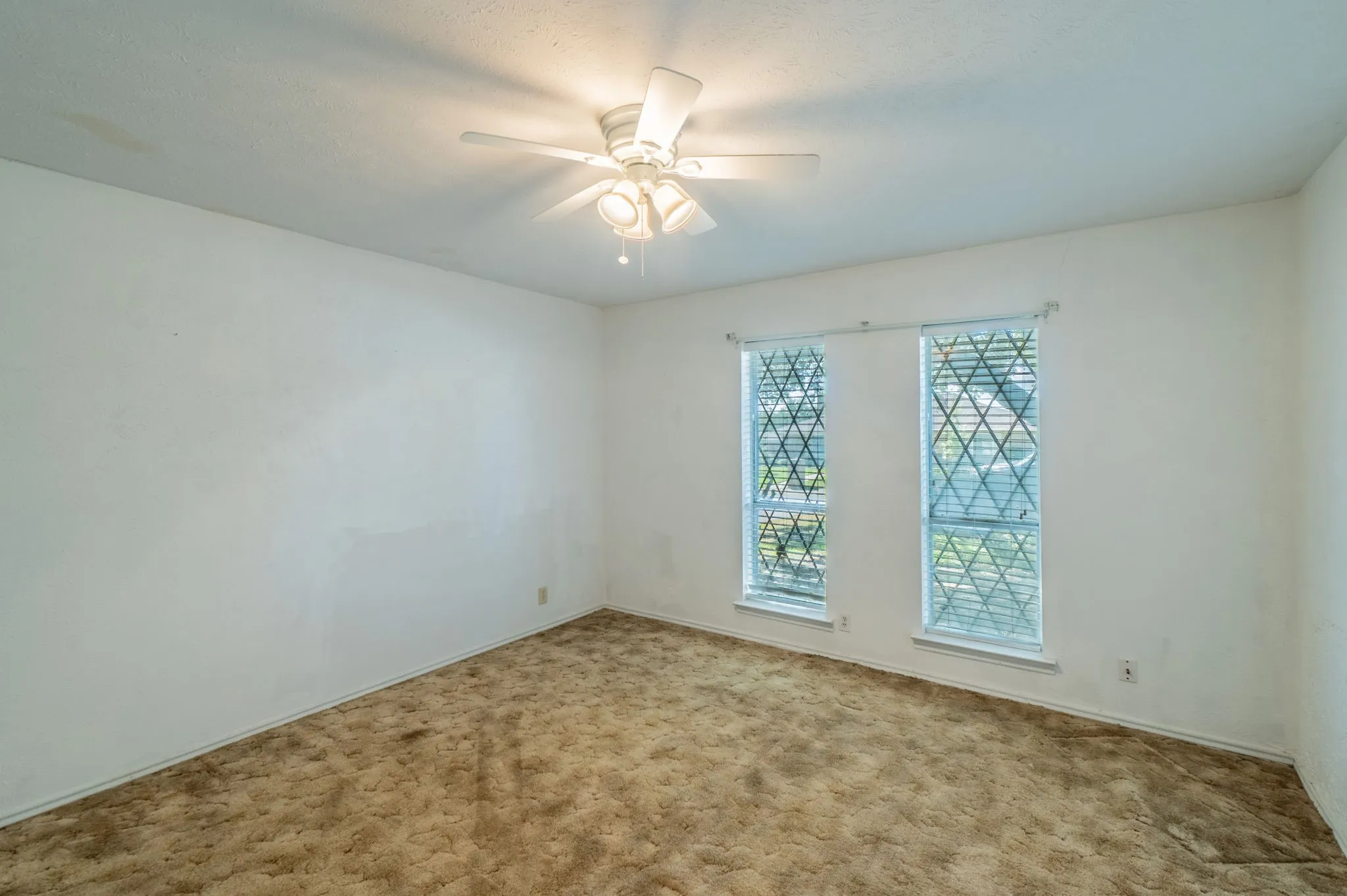 Single Family Residence For Sale in Denton County , 141 Villa Park Drive, Highland Village, Texas 75077, 4 Bedroom, 2 Bathroom, 2 Garage spaces, 2,232 Sqft, built in 1974, mls#21375658, Real Estate Agent in Highland Village, Homes For Sale in Denton county, Homes For Sale in Highland Village, Realtor in Highland Village Texas, Real Estate Brokerage Independent Realty Texas, Luminita Cordes Realtor