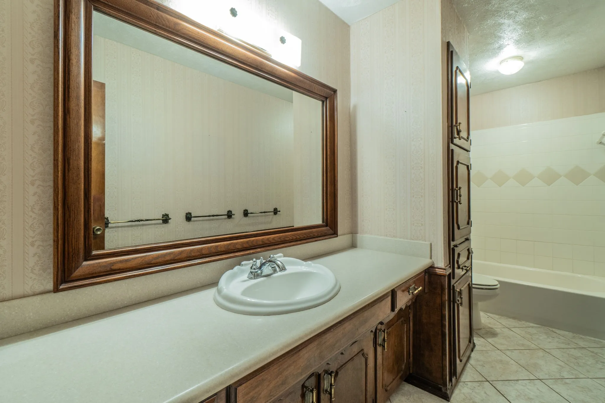 Single Family Residence For Sale in Denton County , 141 Villa Park Drive, Highland Village, Texas 75077, 4 Bedroom, 2 Bathroom, 2 Garage spaces, 2,232 Sqft, built in 1974, mls#21375658, Real Estate Agent in Highland Village, Homes For Sale in Denton county, Homes For Sale in Highland Village, Realtor in Highland Village Texas, Real Estate Brokerage Independent Realty Texas, Luminita Cordes Realtor