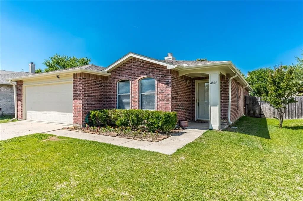 Single Family Residence For Sale in Collin County , 4504 Green Meadow Drive, Mc Kinney, Texas 75070, 3 Bedroom, 2 Bathroom, 2 Garage spaces, 1,687 Sqft, built in 1998, mls#21375659, Real Estate Agent in Mc Kinney, Homes For Sale in Collin county, Homes For Sale in Mc Kinney, Realtor in Mc Kinney Texas, Real Estate Brokerage Independent Realty Texas, Luminita Cordes Realtor