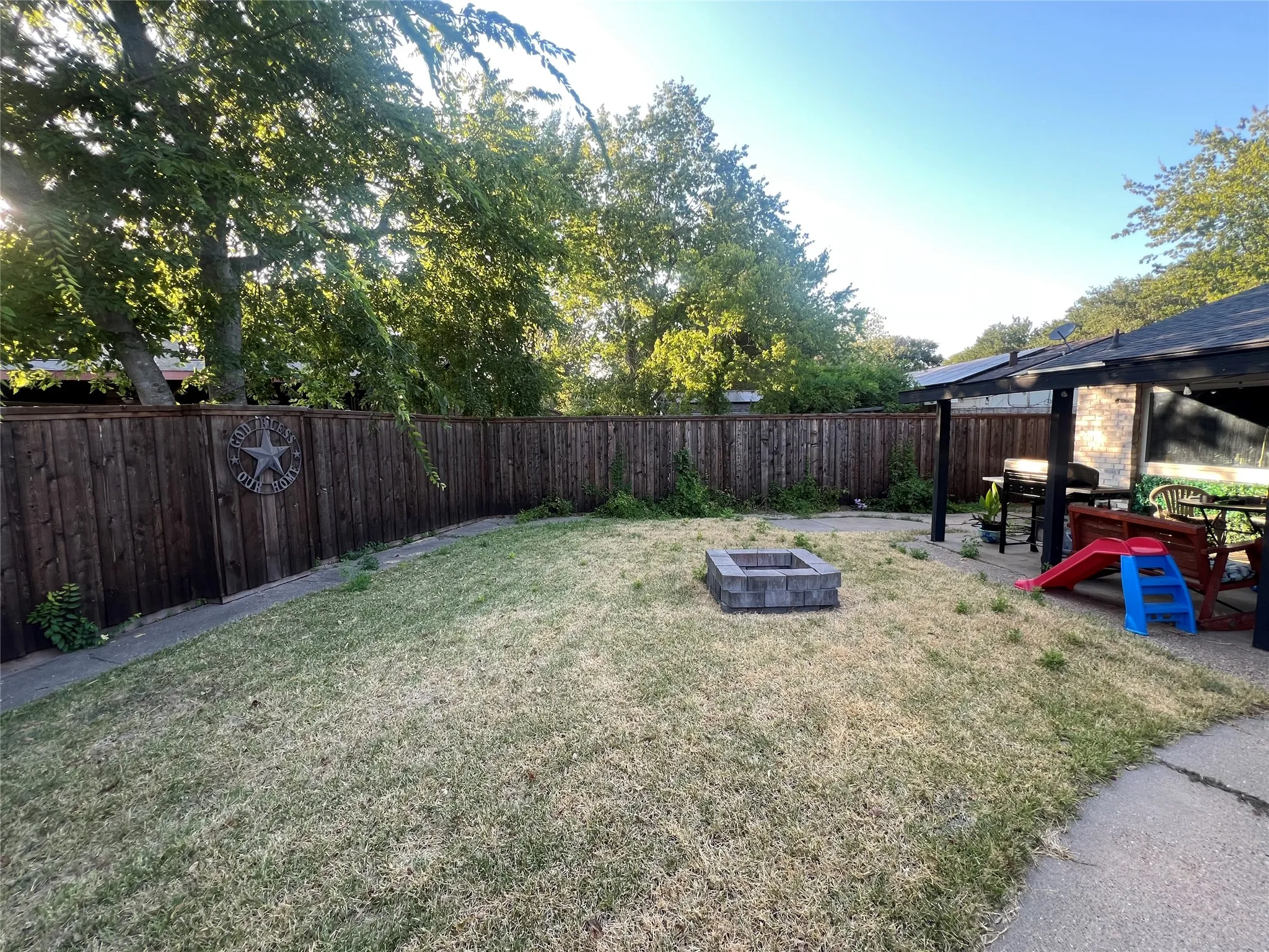 Single Family Residence For Sale in Dallas County , 4129 Mayflower Drive, Garland, Texas 75043, 4 Bedroom, 2 Bathroom, 2 Garage spaces, 1,934 Sqft, built in 1973, mls#21373554, Real Estate Agent in Garland, Homes For Sale in Dallas county, Homes For Sale in Garland, Realtor in Garland Texas, Real Estate Brokerage Independent Realty Texas, Luminita Cordes Realtor