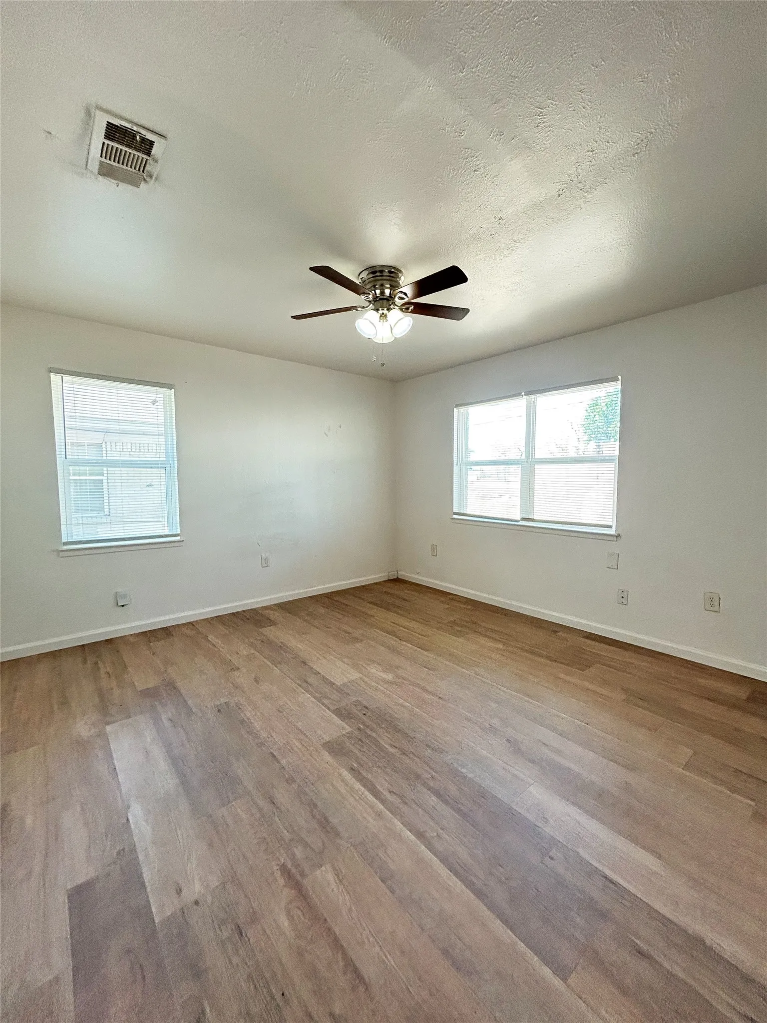 Duplex For Rent in Dallas County , 4250 Idaho Avenue, Dallas, Texas 75216, 2 Bedroom, 1 Bathroom, Garage spaces, 921 Sqft, built in 1959, mls#21374550, Real Estate Agent in Dallas, Homes For Rent in Dallas county, Homes For Rent in Dallas, Realtor in Dallas Texas, Real Estate Brokerage Independent Realty Texas, Luminita Cordes Realtor
