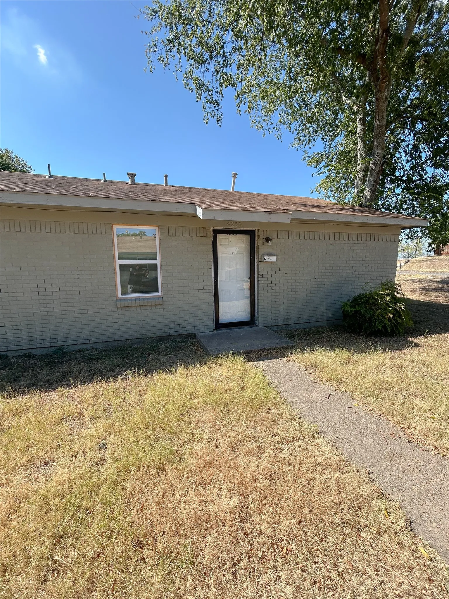 Duplex For Rent in Dallas County , 4250 Idaho Avenue, Dallas, Texas 75216, 2 Bedroom, 1 Bathroom, Garage spaces, 921 Sqft, built in 1959, mls#21374550, Real Estate Agent in Dallas, Homes For Rent in Dallas county, Homes For Rent in Dallas, Realtor in Dallas Texas, Real Estate Brokerage Independent Realty Texas, Luminita Cordes Realtor